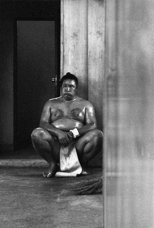 稽古場の隅で一息つく泥だらけの北の富士（1972年5月8日）