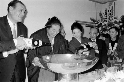 初の15戦全勝で5場所ぶり6度目の優勝を飾り、部屋へ帰った横綱北の富士は九重親方（左＝41代横綱千代の山）夫妻から祝福を受ける（1971年5月23日）