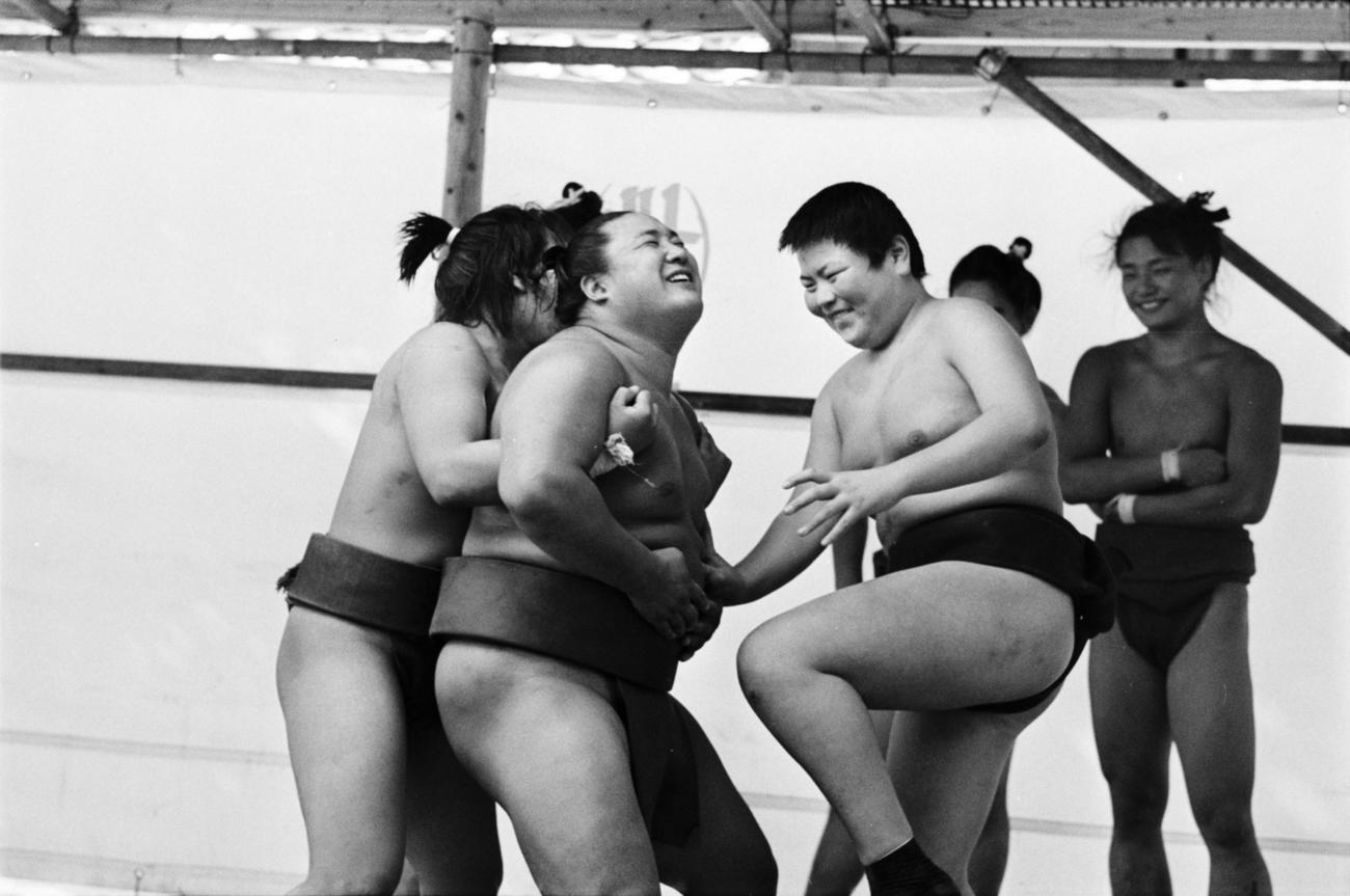 九州場所初日を翌日に控え本場所用の締め込みをつけ、若い者とプロレスごっこに興じる横綱北の富士（1971年11月13日）