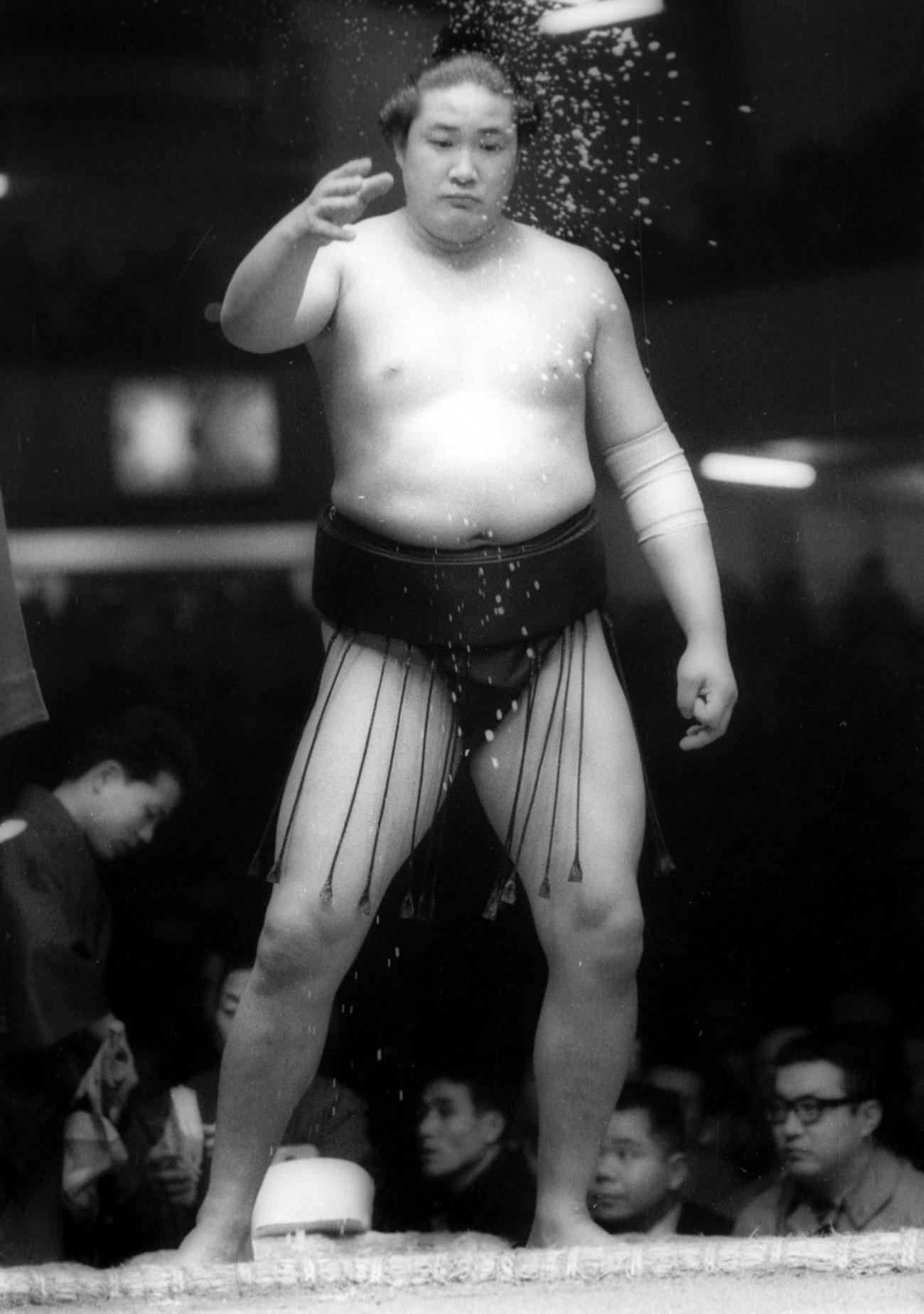 塩をまく北の富士（のち52代横綱）（1965年1月18日）