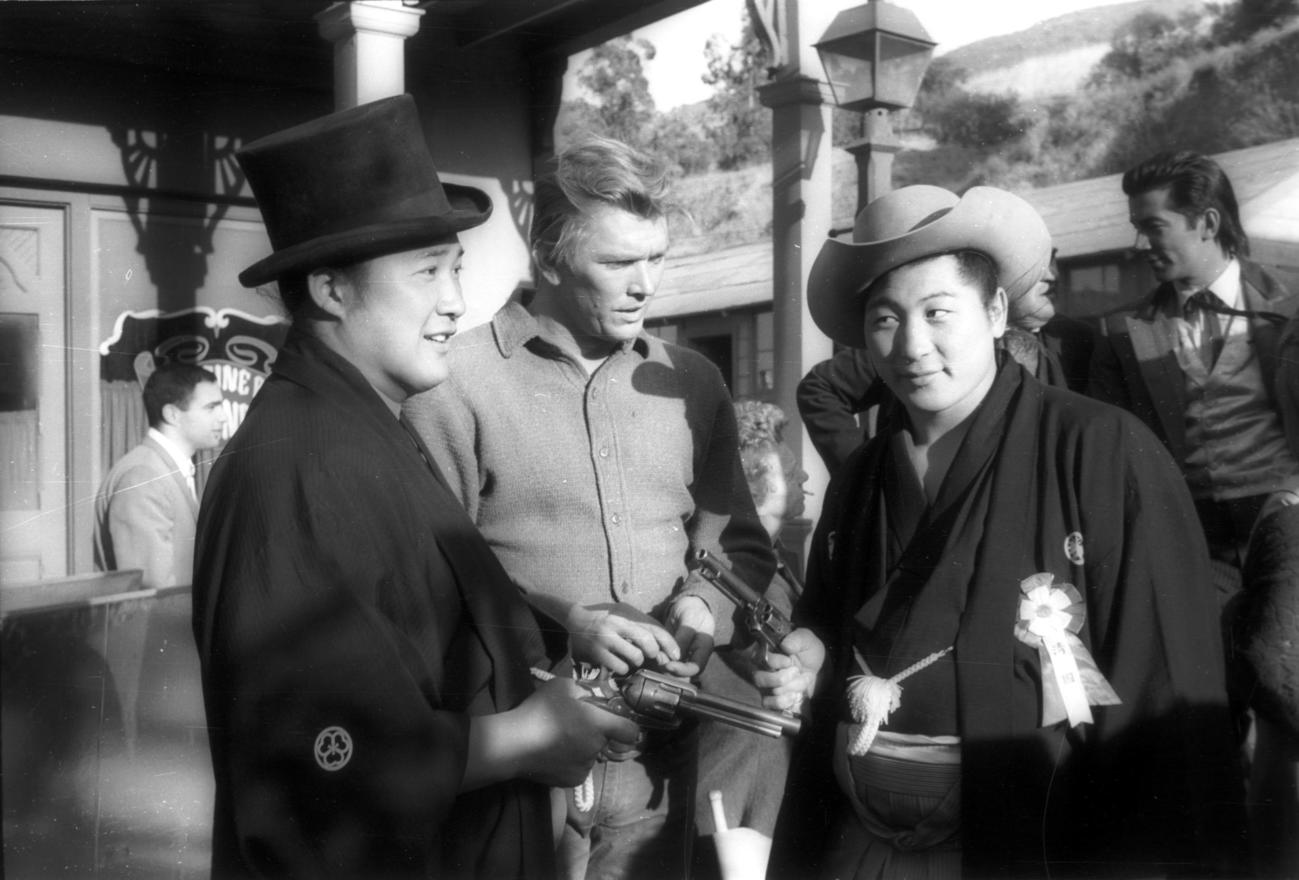 ハワイ、米本土巡業でユニバーサルスタジオを訪れた北の富士（左）と清国（1964年2月14日）