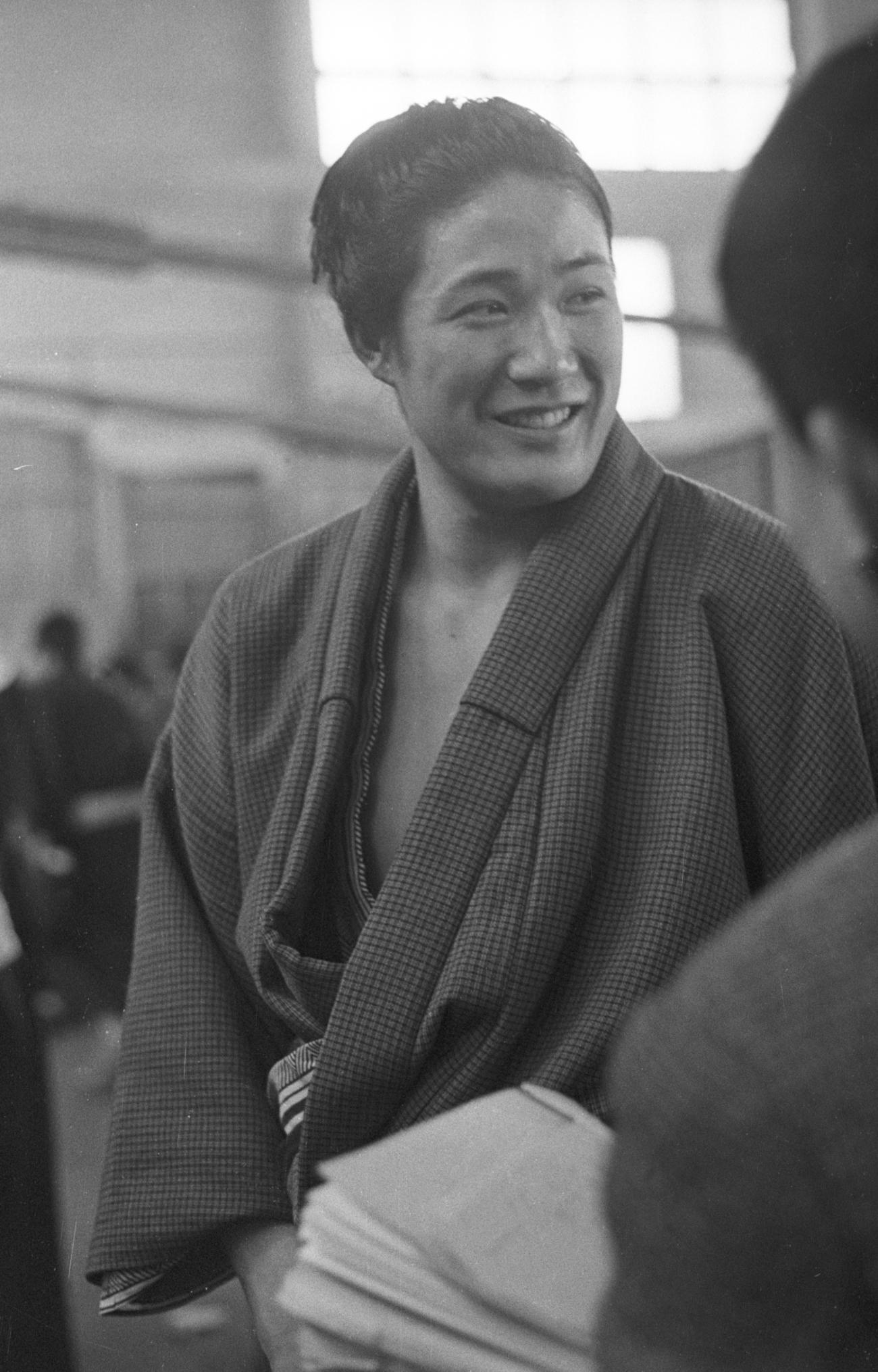 笑顔を見せる西幕下32枚目、出羽海部屋の北の富士（1962年3月11日）