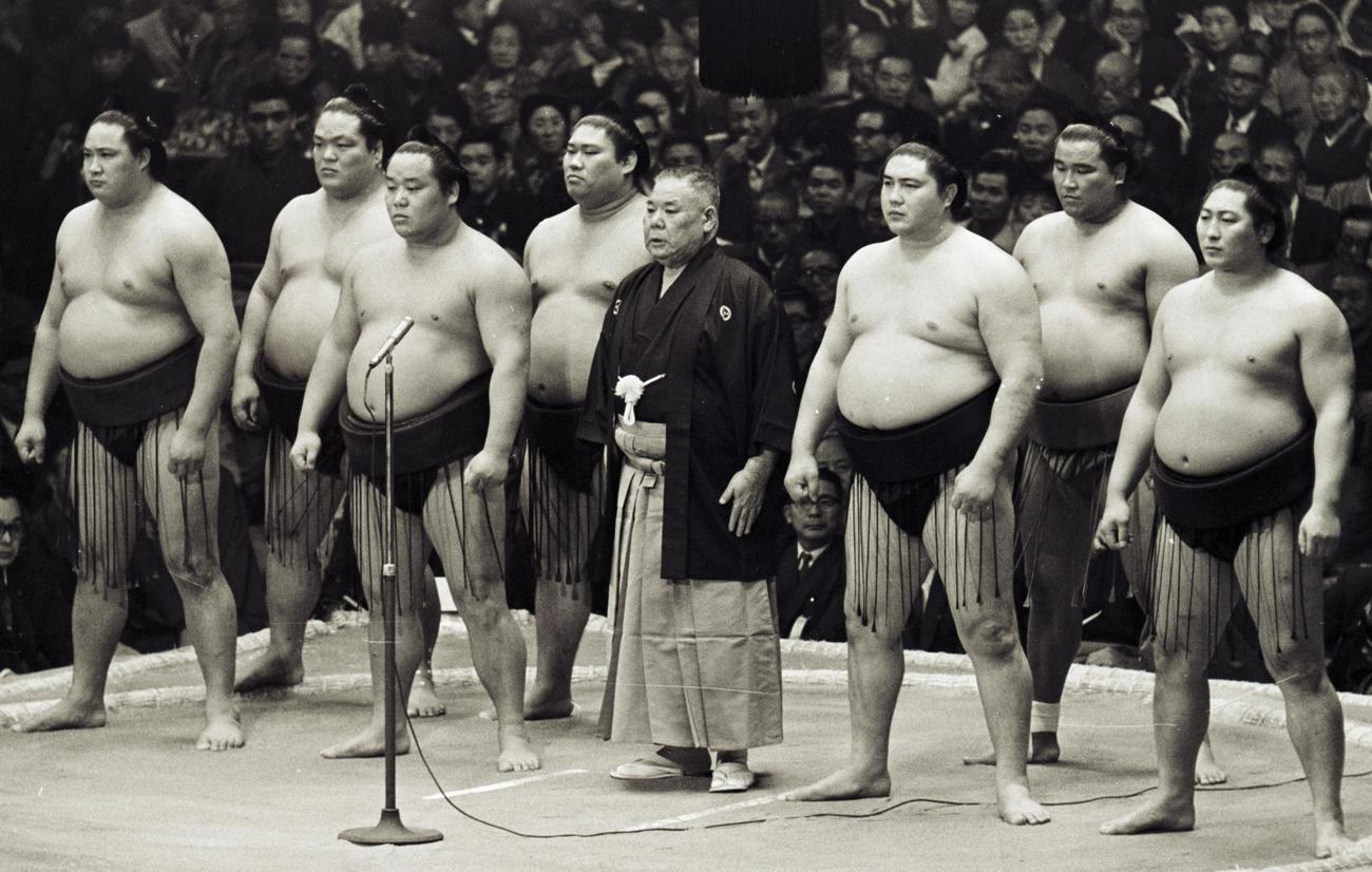 大相撲70年九州場所　初日恒例の協会あいさつ　前列左から東張出横綱北の富士、東横綱玉の海、武蔵川理事長（元幕内出羽ノ花）、西横綱大鵬、西大関清国、後列左から東張出大関琴桜、東大関大麒麟、西張出大関前乃山（1970年11月15日）