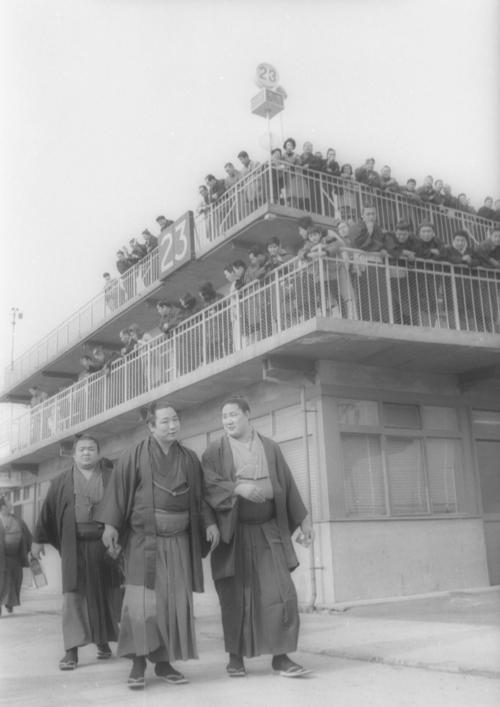 マカオ巡業へ羽田空港を出発する栃ノ海（左）と北の富士（右）、左後方は北葉山（1966年2月16日）