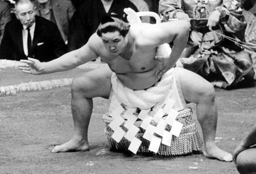 土俵入りする第52代横綱北の富士（1970年3月）