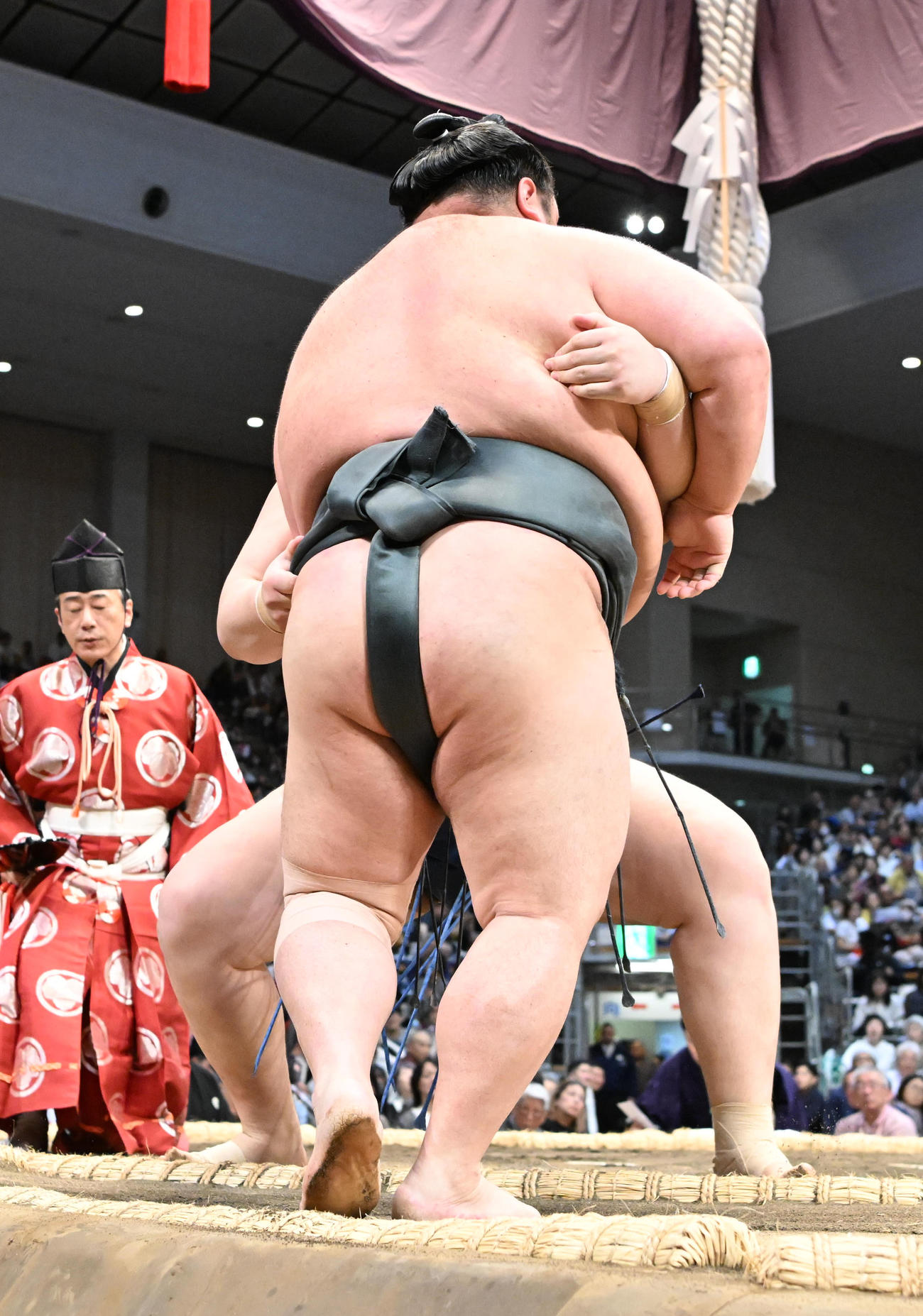 阿武剋（奥）は押し出しで武将山を破る（撮影・和賀正仁）