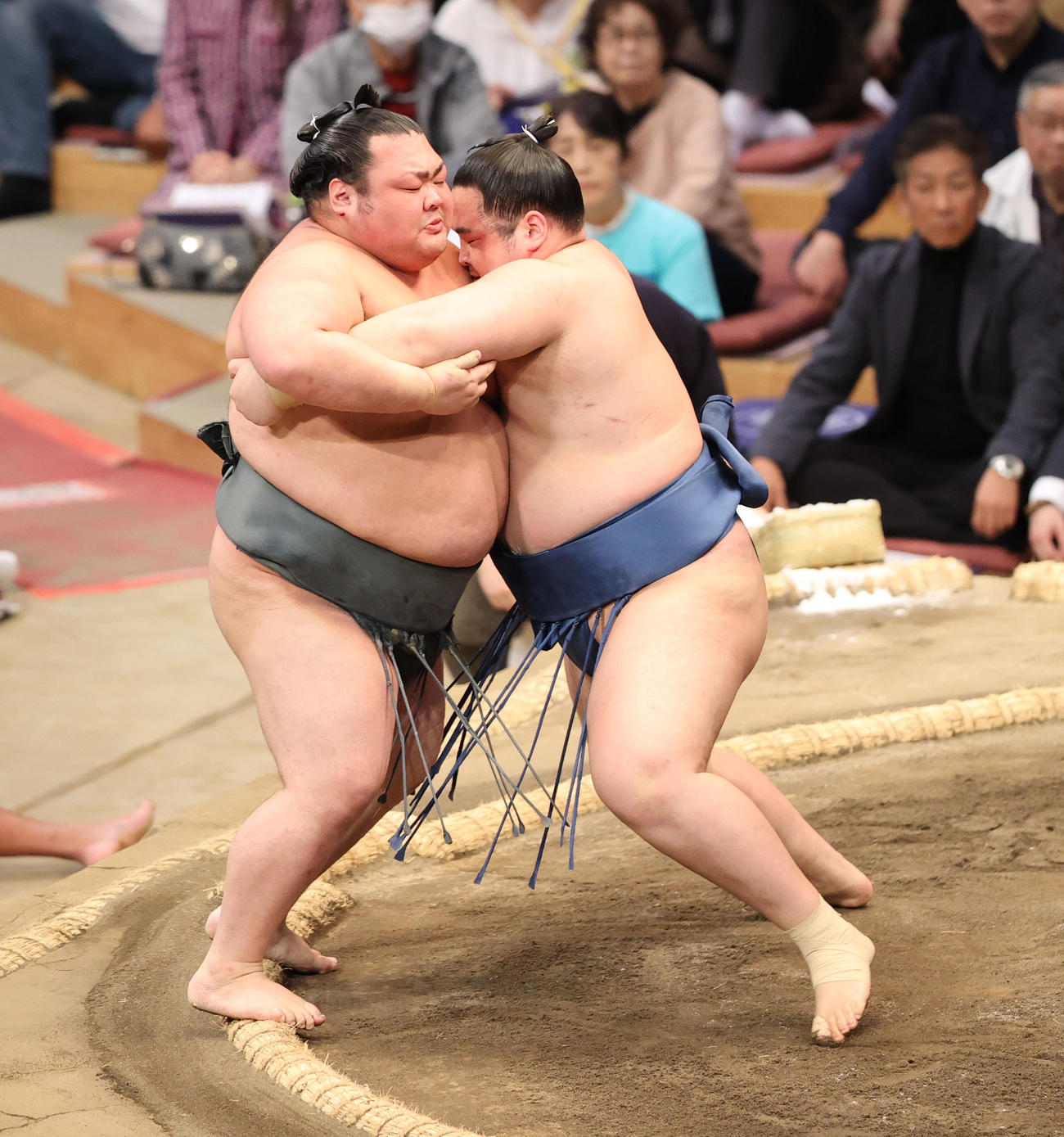 大相撲九州場所　5日目　寄り切りで武将山を破る阿武剋（右）（撮影・梅根麻紀）