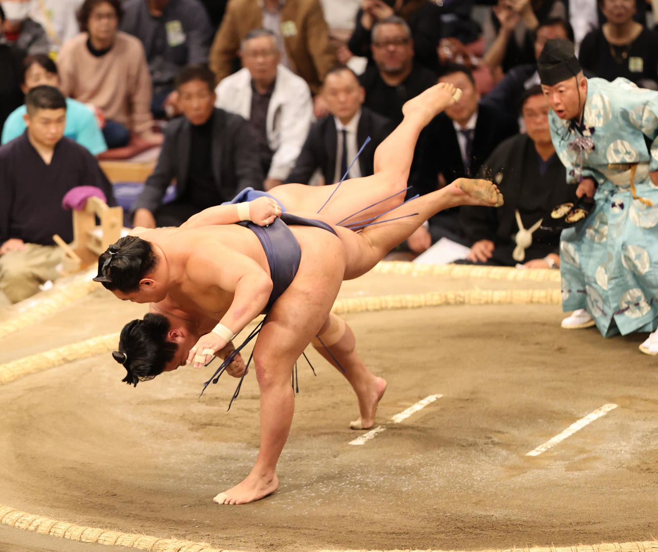 大相撲九州場所　5日目　小手投げで若隆景を破る豊昇龍（撮影・梅根麻紀）