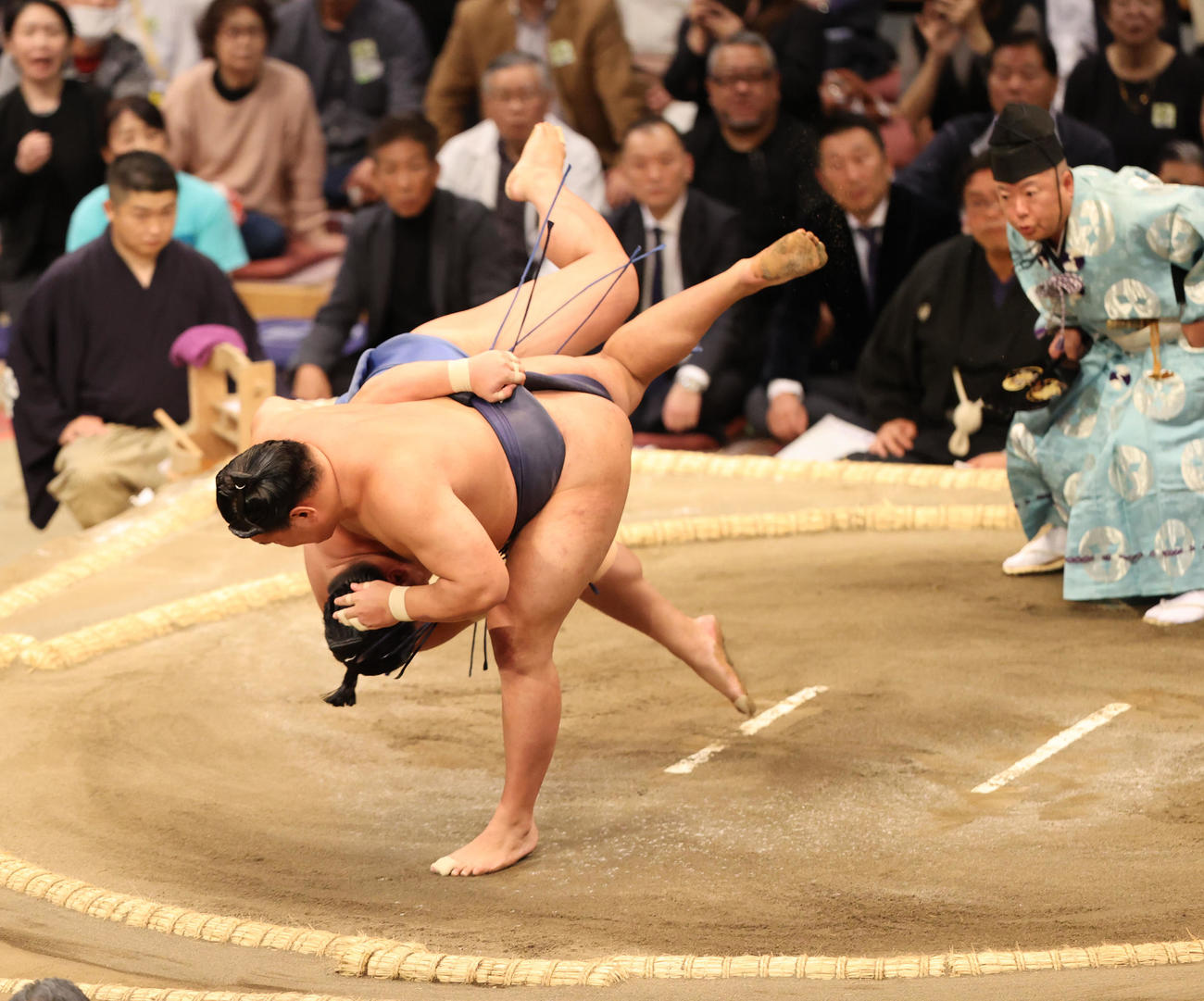 大相撲九州場所　5日目　小手投げで若隆景を破る豊昇龍（撮影・梅根麻紀）