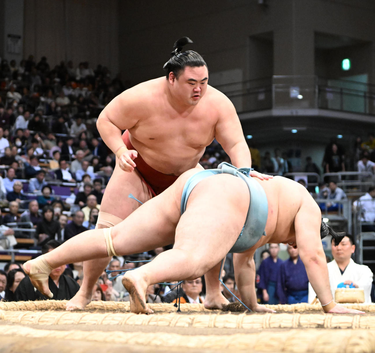 はたき込みで欧勝馬（手前）を破る隆の勝（撮影・和賀正仁）