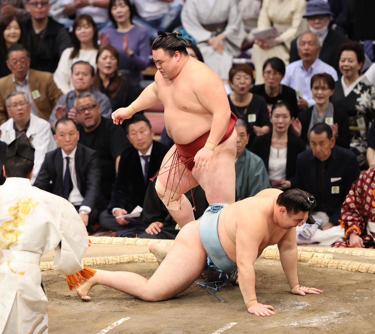 大相撲九州場所　5日目　叩き込みで欧勝馬を破る隆の勝（撮影・梅根麻紀）