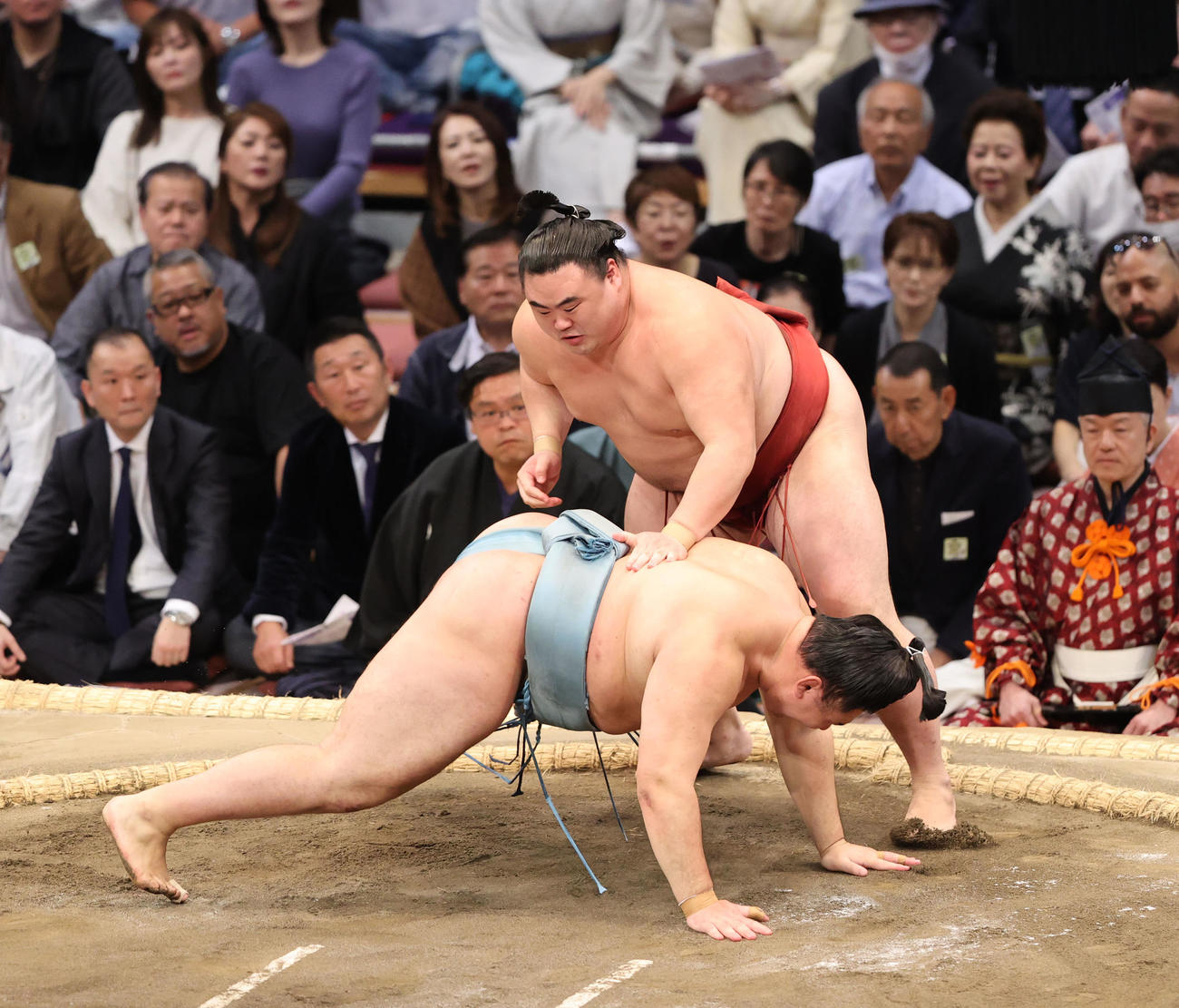 大相撲九州場所　5日目　叩き込みで欧勝馬を破る隆の勝（撮影・梅根麻紀）