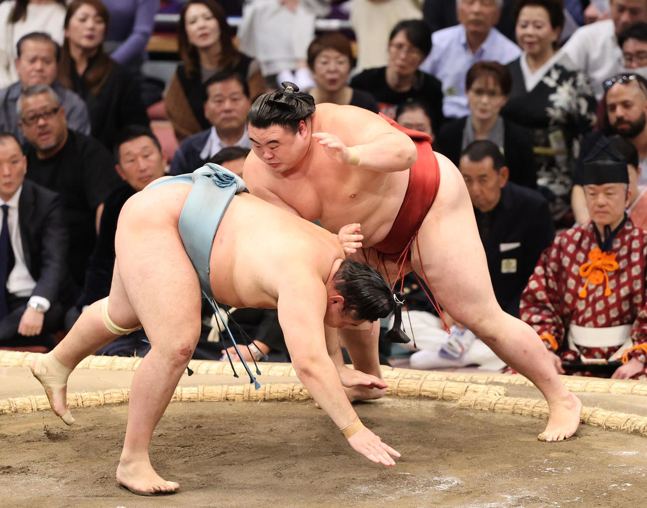 叩き込みで欧勝馬（左）を破る隆の勝（撮影・梅根麻紀）