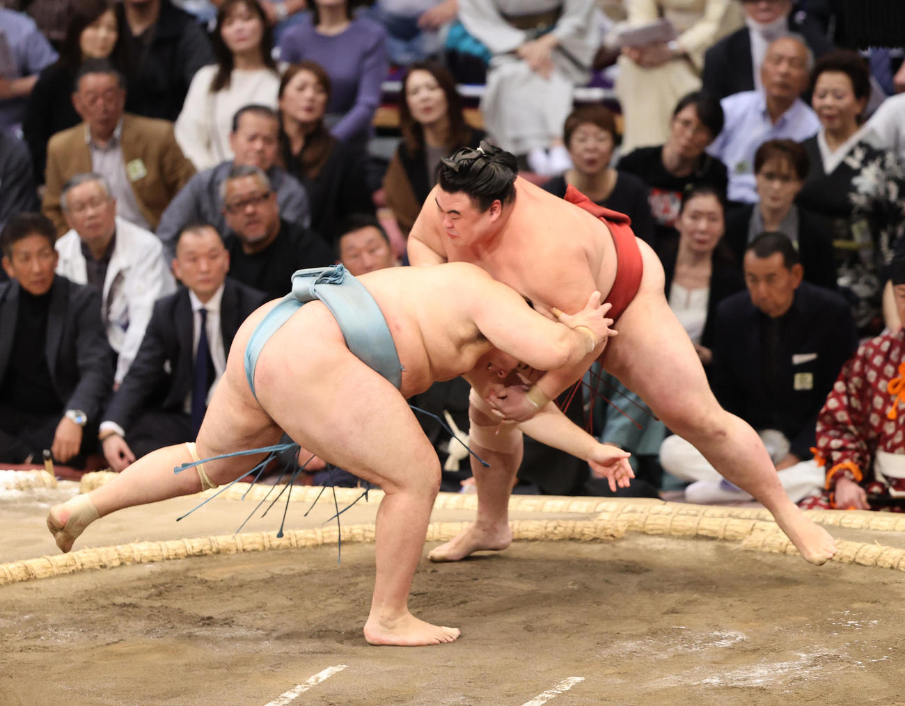 大相撲九州場所　5日目　叩き込みで欧勝馬を破る隆の勝（撮影・梅根麻紀）