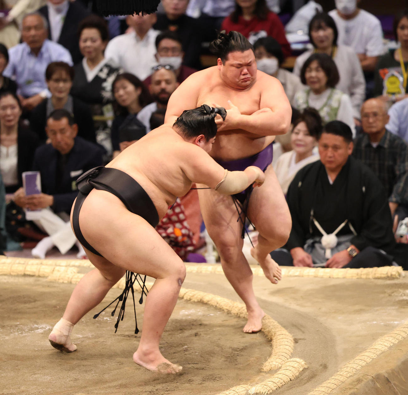 大相撲九州場所　5日目　突き出しで美ノ海を破る阿炎（左）（撮影・梅根麻紀）