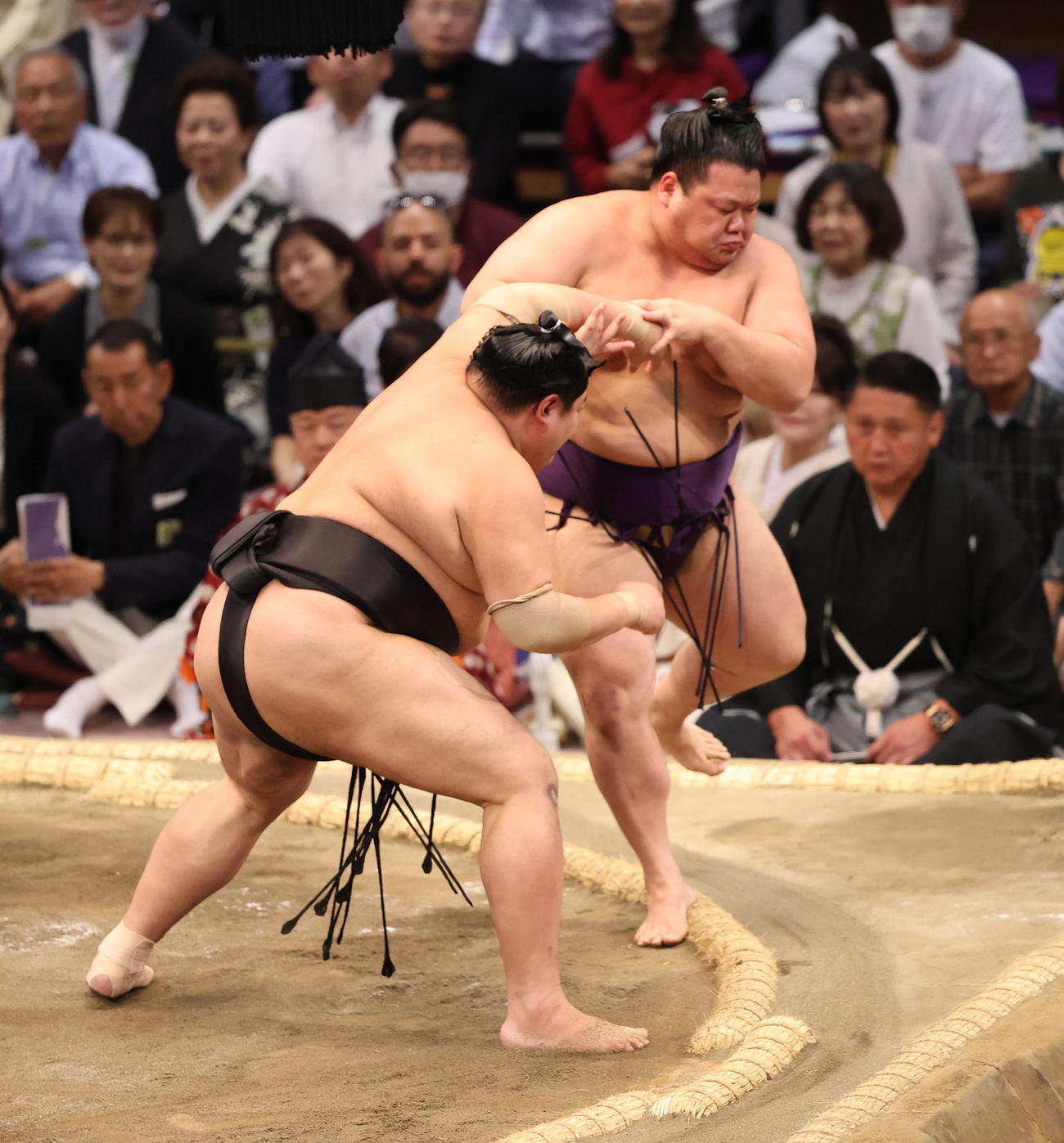 大相撲九州場所　5日目　突き出しで美ノ海を破る阿炎（左）（撮影・梅根麻紀）