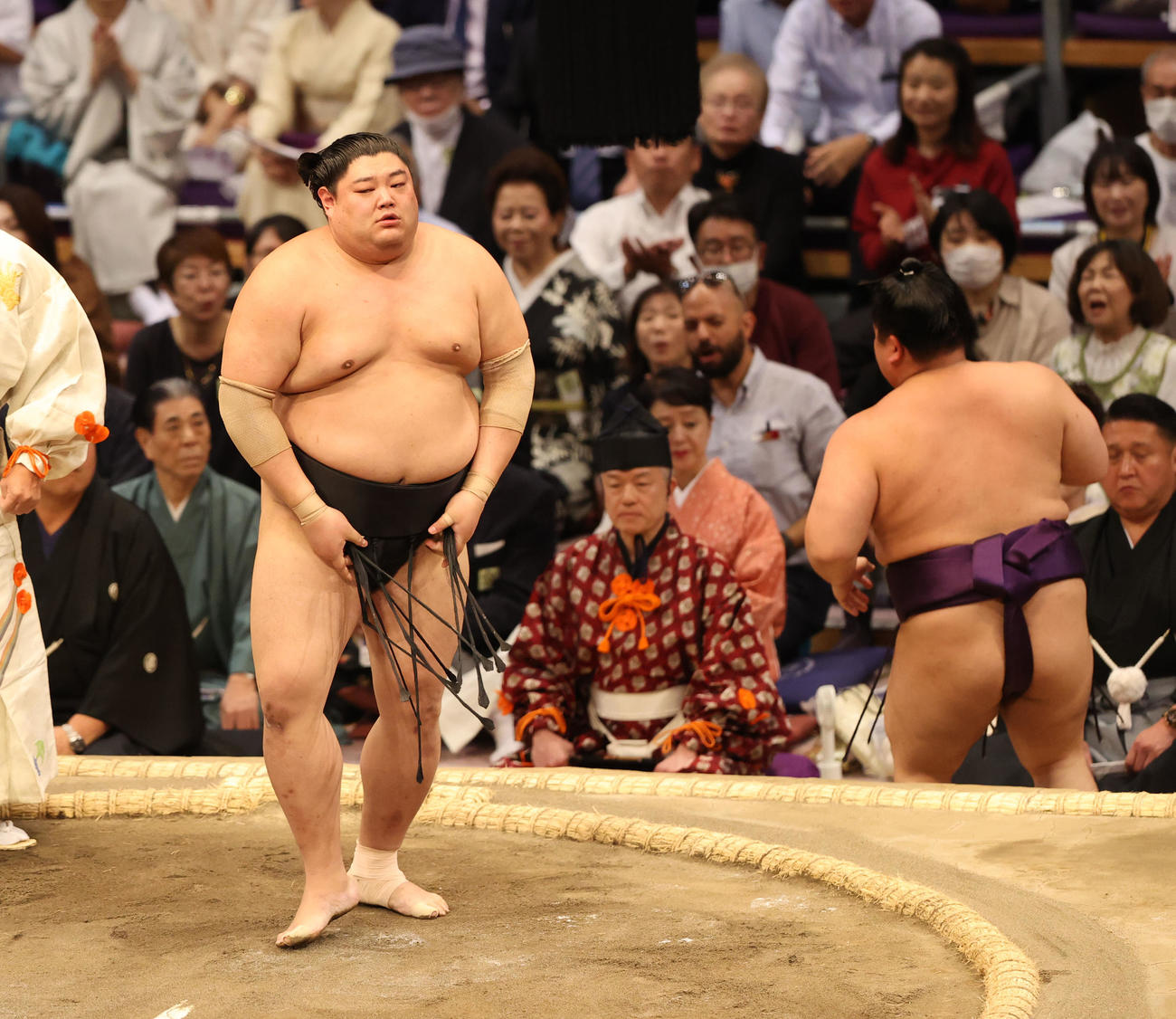 大相撲九州場所　5日目　突き出しで美ノ海を破る阿炎（左）（撮影・梅根麻紀）