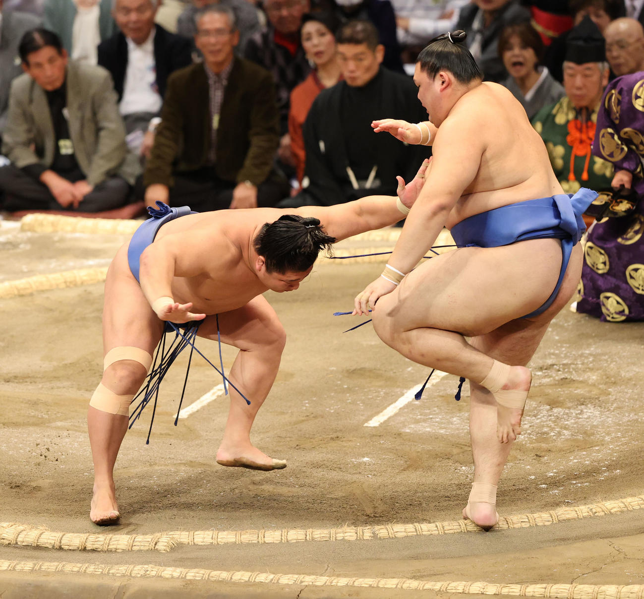 大相撲九州場所　6日目　押し出しで大の里を破る若隆景（左）（撮影・梅根麻紀）
