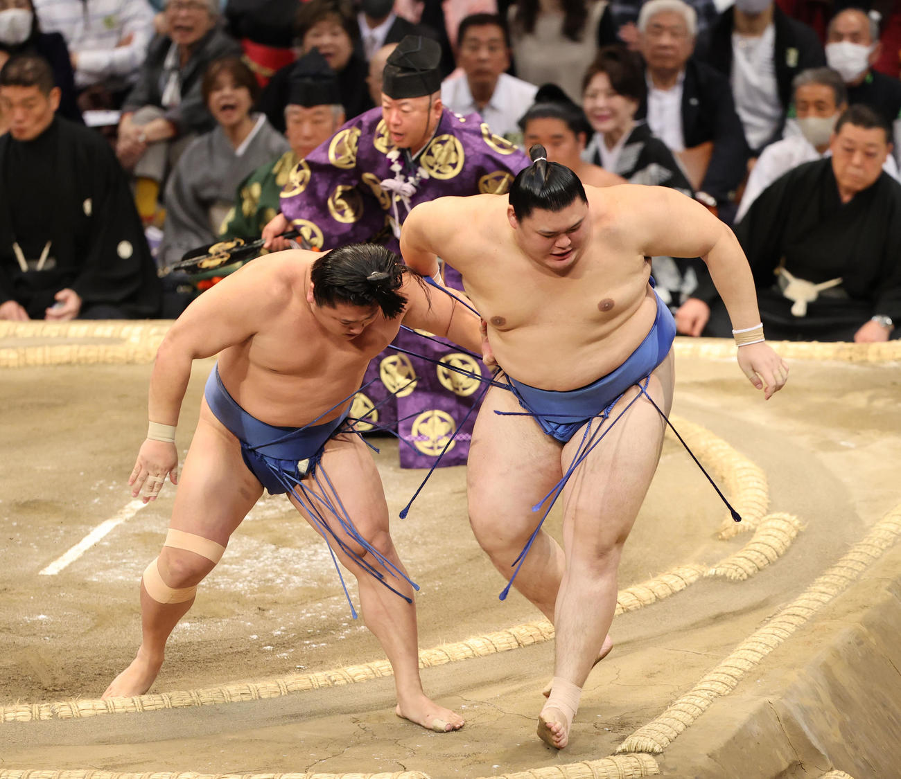 大相撲九州場所　6日目　押し出しで大の里を破る若隆景（左）（撮影・梅根麻紀）