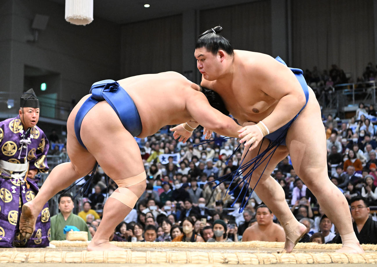 若隆景（左）に押し出しで敗れた大の里（撮影・和賀正仁）
