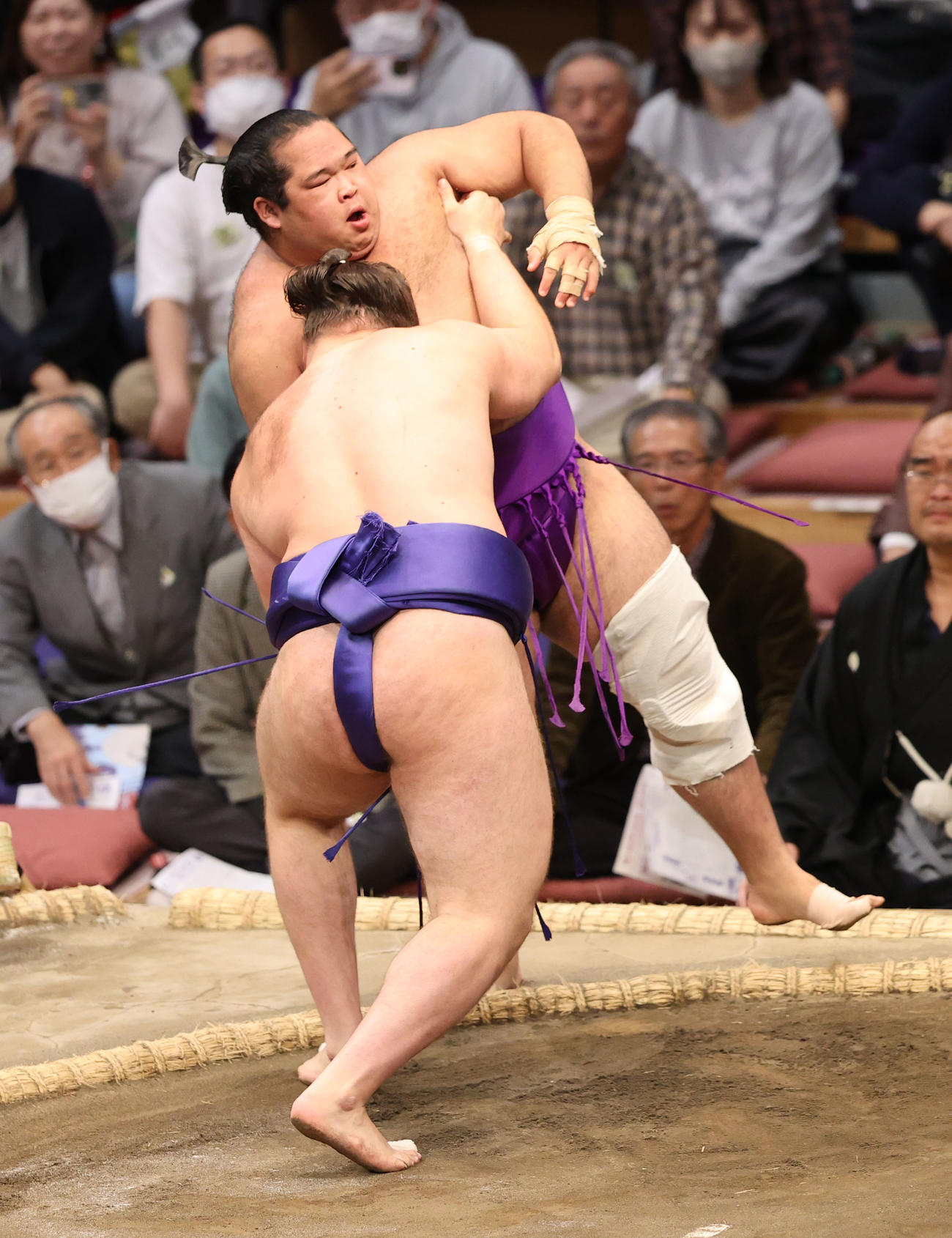 大相撲九州場所　6日目　寄り切りで生田目を破った安青錦（手前）（撮影・梅根麻紀）