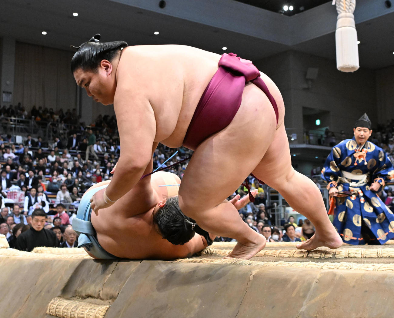 御嶽海（右）は突き落としで琴勝峰を破る（撮影・和賀正仁）