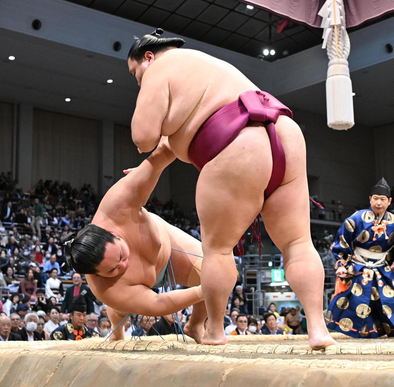 御嶽海（右）は突き落としで琴勝峰を破る（撮影・和賀正仁）