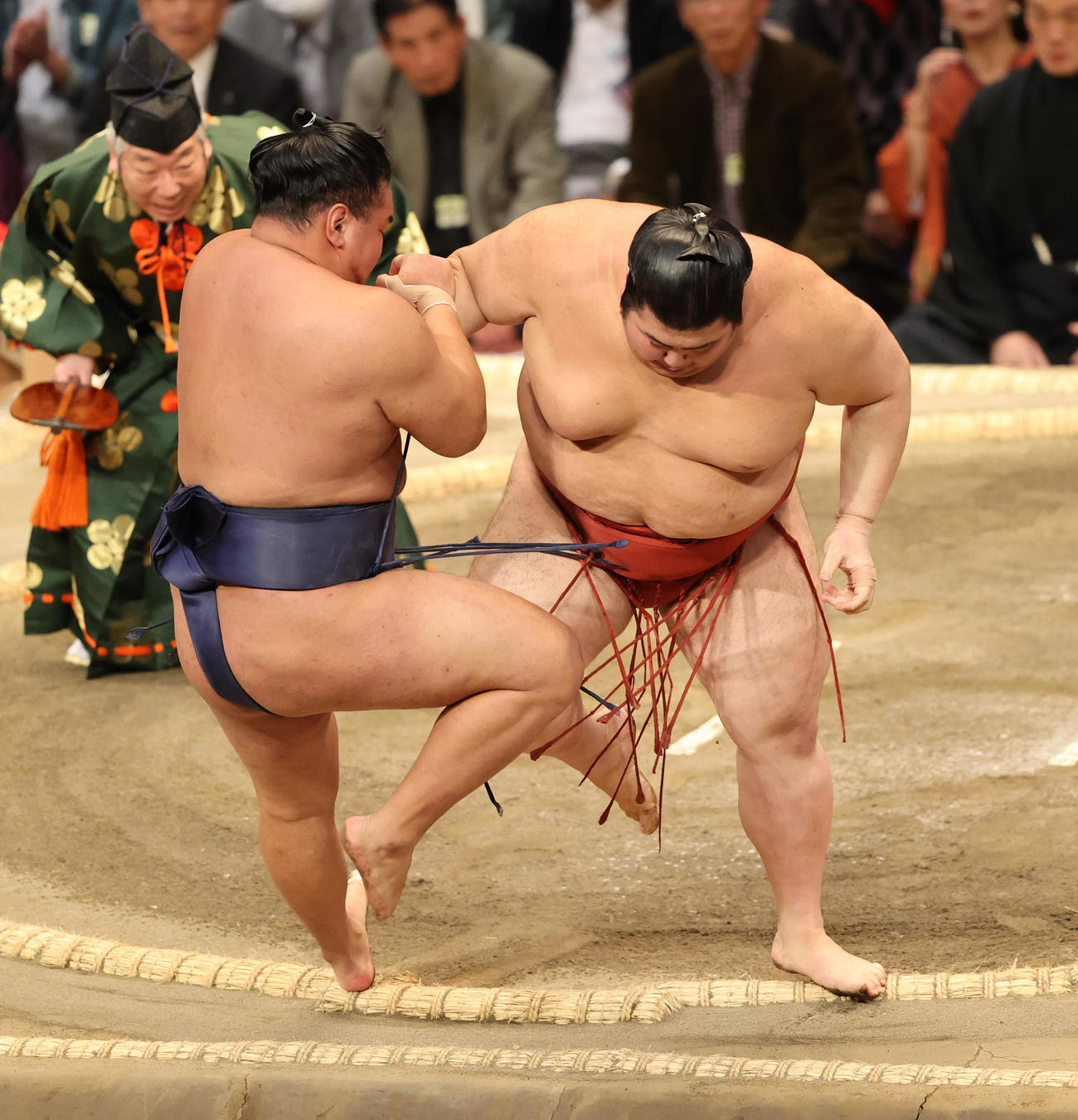 大相撲九州場所　6日目　勇み足で熱海富士を破った豊昇龍（左）（撮影・梅根麻紀）