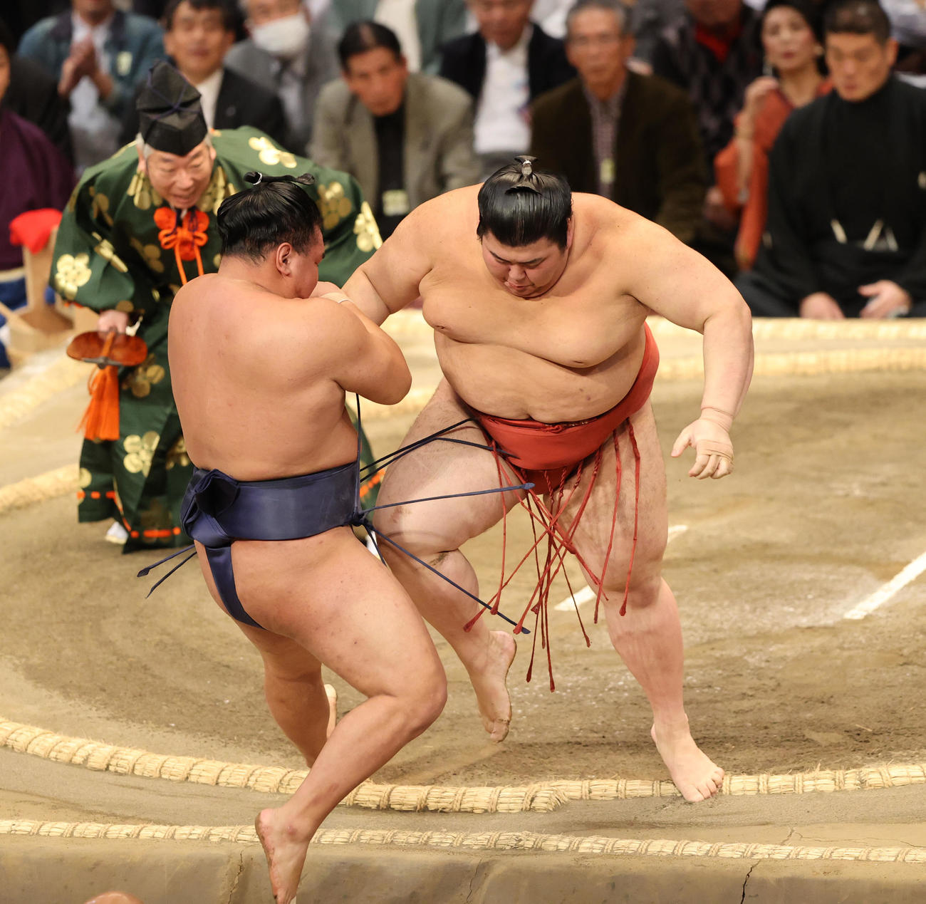 大相撲九州場所　6日目　勇み足で熱海富士を破った豊昇龍（左）（撮影・梅根麻紀）