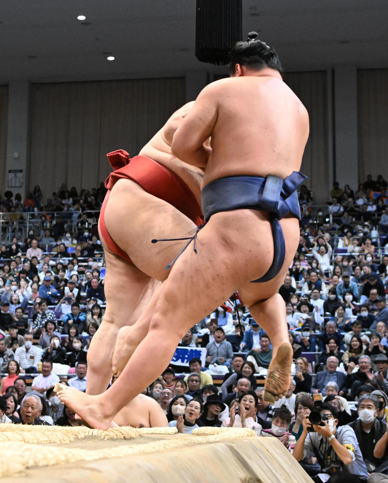 熱海富士（左）に勇み足があり豊昇龍の勝ちとなる（撮影・和賀正仁）