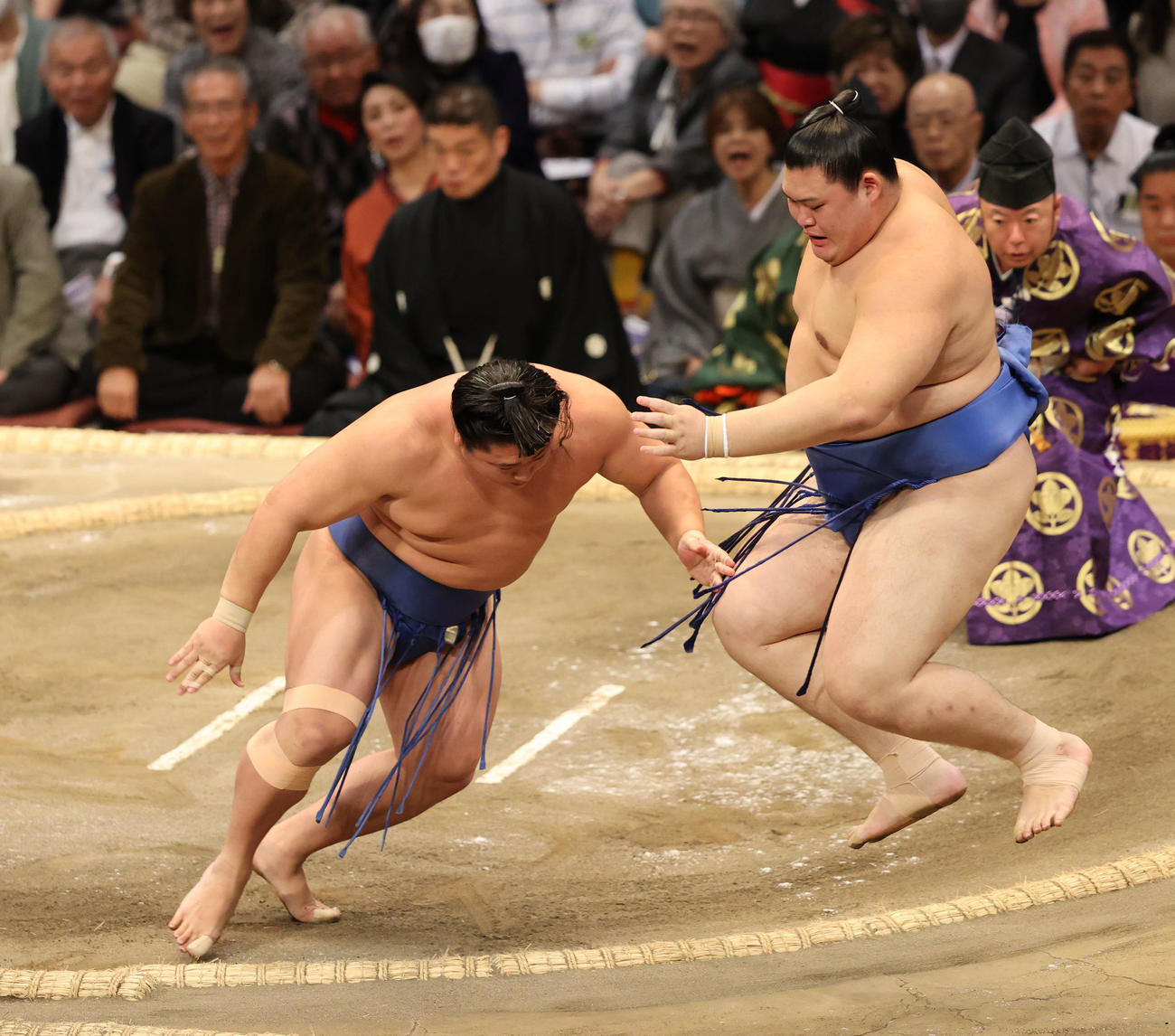 大相撲九州場所　6日目　押し出しで大の里を破る若隆景（左）（撮影・梅根麻紀）
