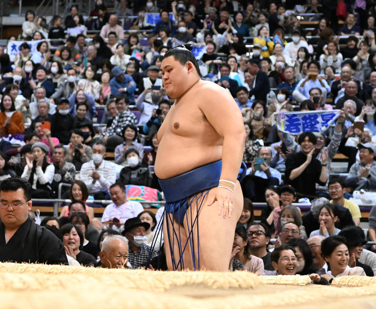 若隆景（左）に押し出しで敗れた大の里（撮影・和賀正仁）