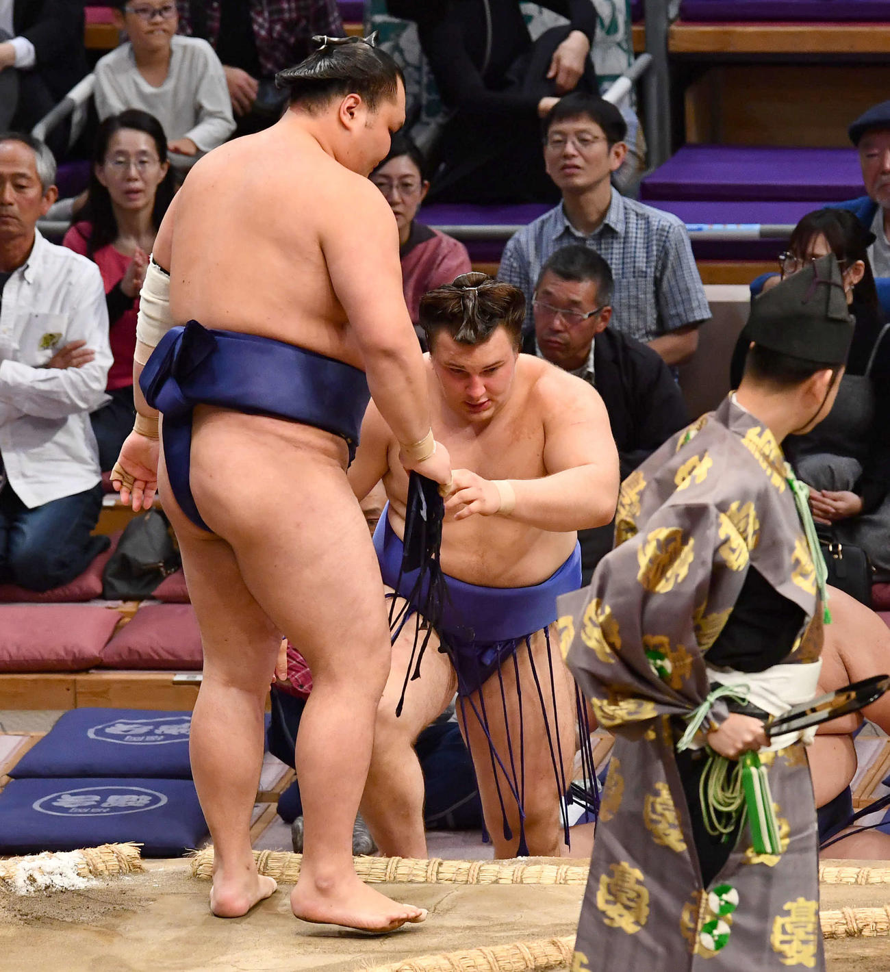大相撲九州場所7日目　突き落としで栃大海（左）に敗れた安青錦（撮影・岩下翔太）