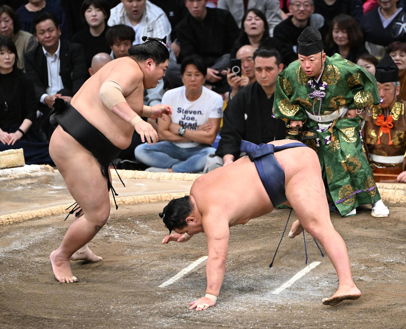 阿炎（左）は豊昇龍を引き落としで破る（撮影・和賀正仁）