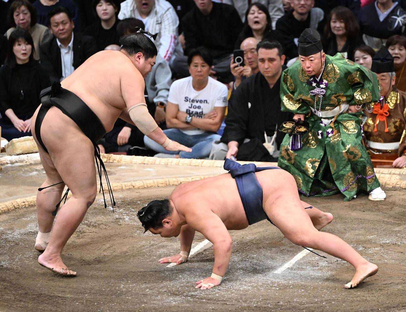 阿炎（左）は豊昇龍を引き落としで破る（撮影・和賀正仁）