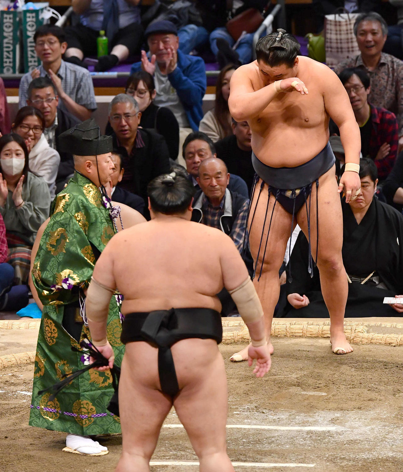 大相撲九州場所7日目　引き落としで阿炎（左）に敗れた豊昇龍（撮影・岩下翔太）