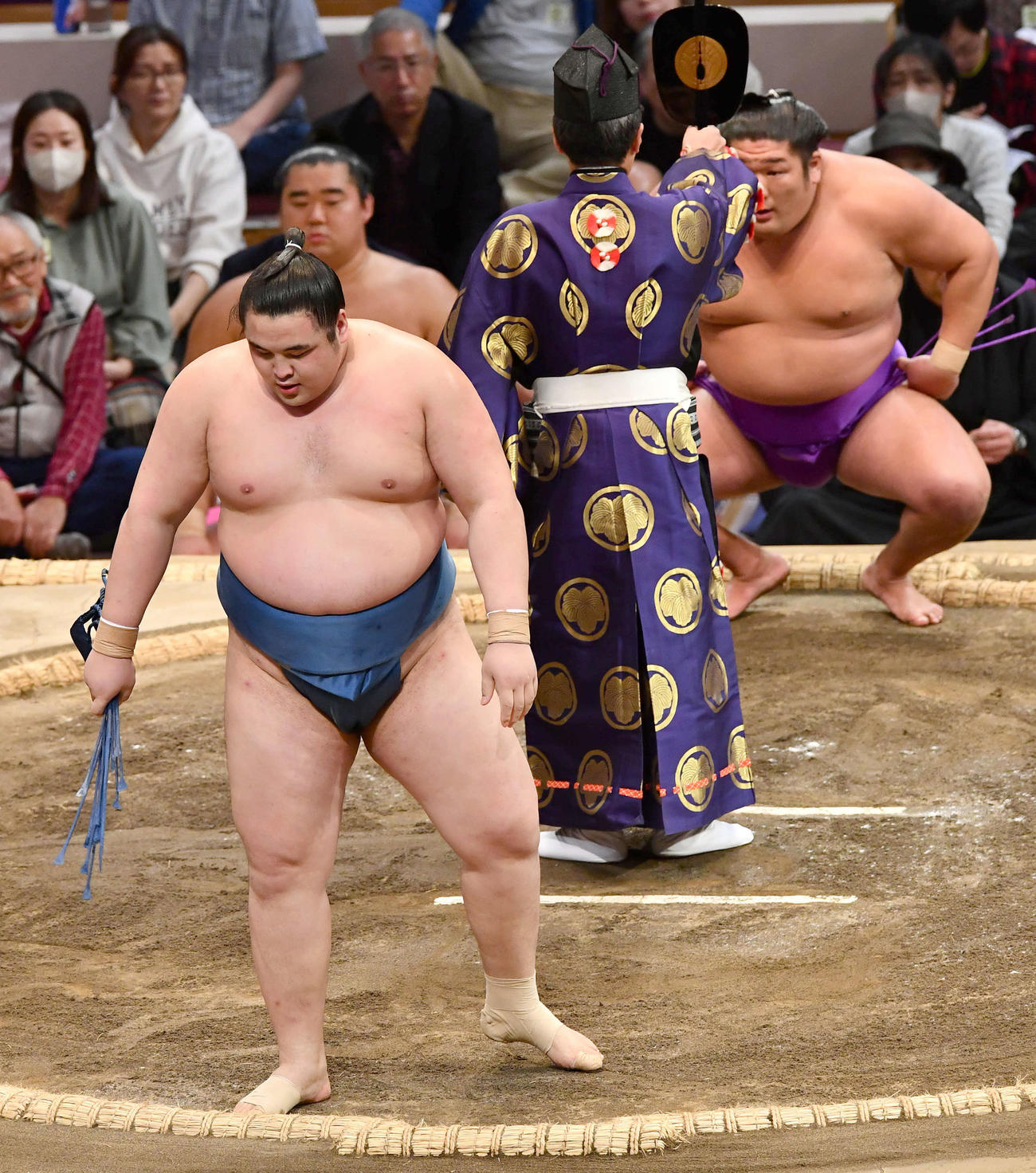 大相撲九州場所7日目　寄り切りで尊富士（右）に敗れ、肩を落とす阿武剋（撮影・岩下翔太）