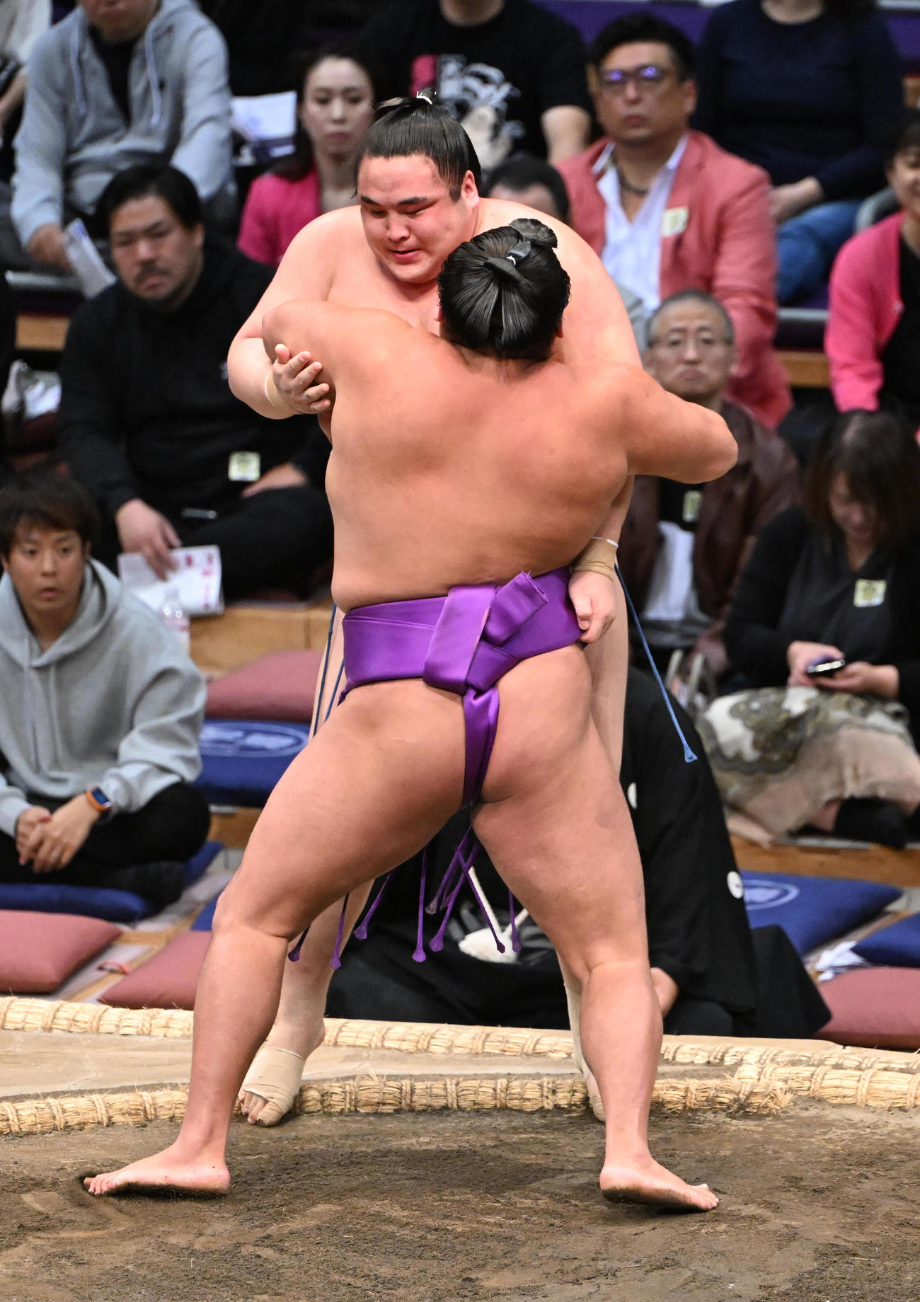 阿武剋（奥）は尊富士に寄り切りで敗れる（撮影・和賀正仁）