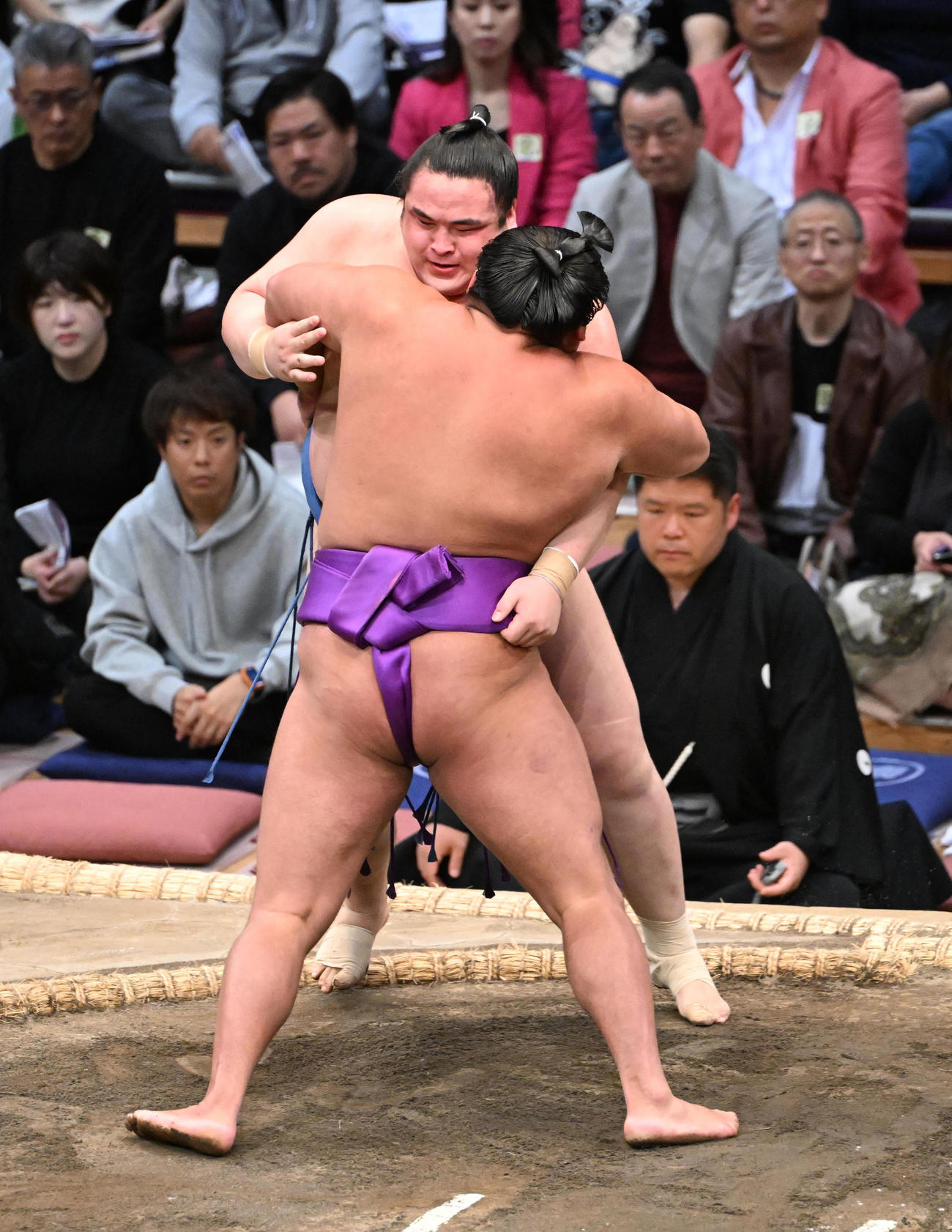 阿武剋（奥）は尊富士に寄り切りで敗れる（撮影・和賀正仁）