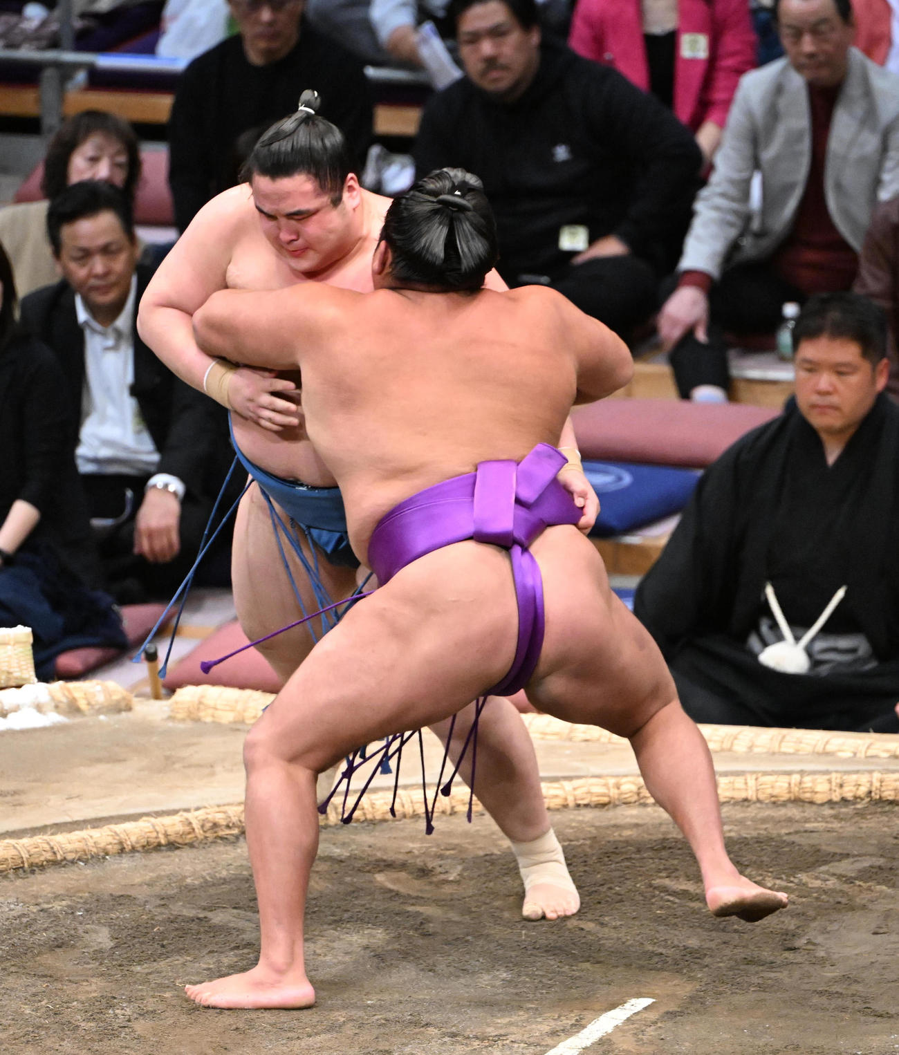 阿武剋（奥）は尊富士に寄り切りで敗れる（撮影・和賀正仁）