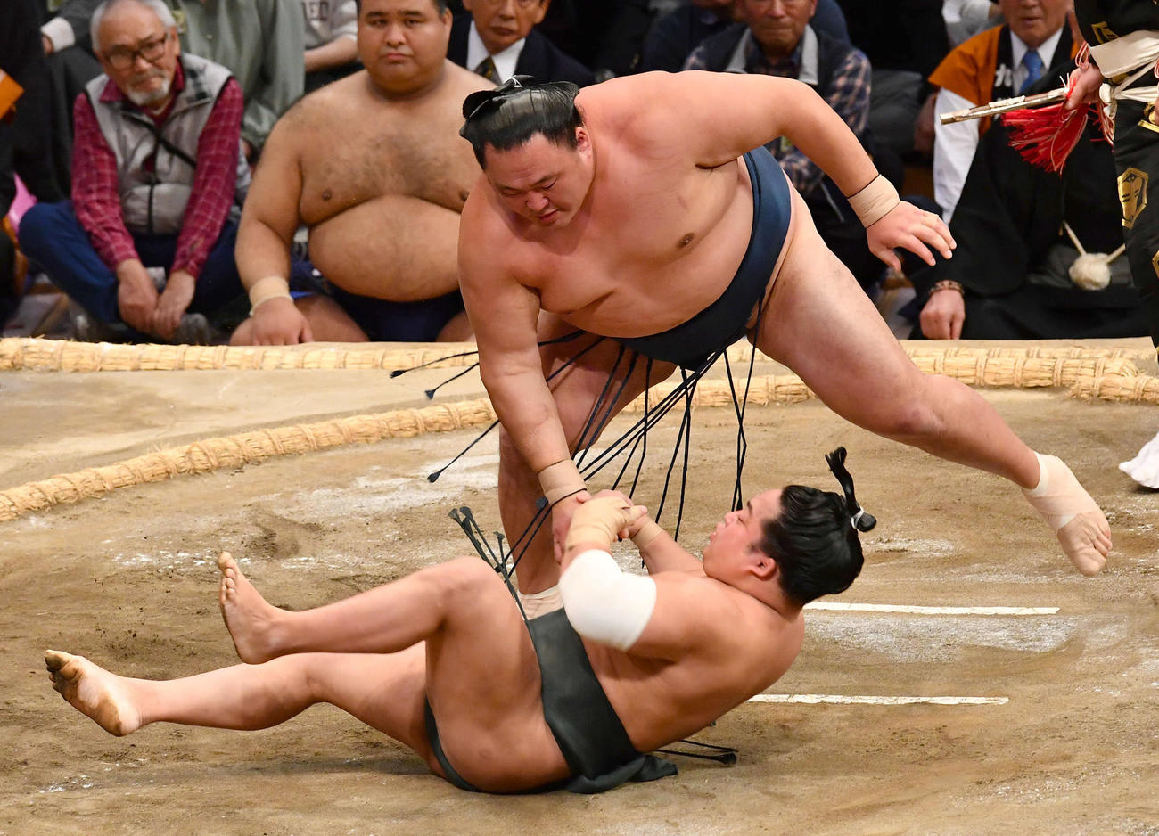 玉鷲（右）は翠富士を押し倒しで破る（撮影・岩下翔太）