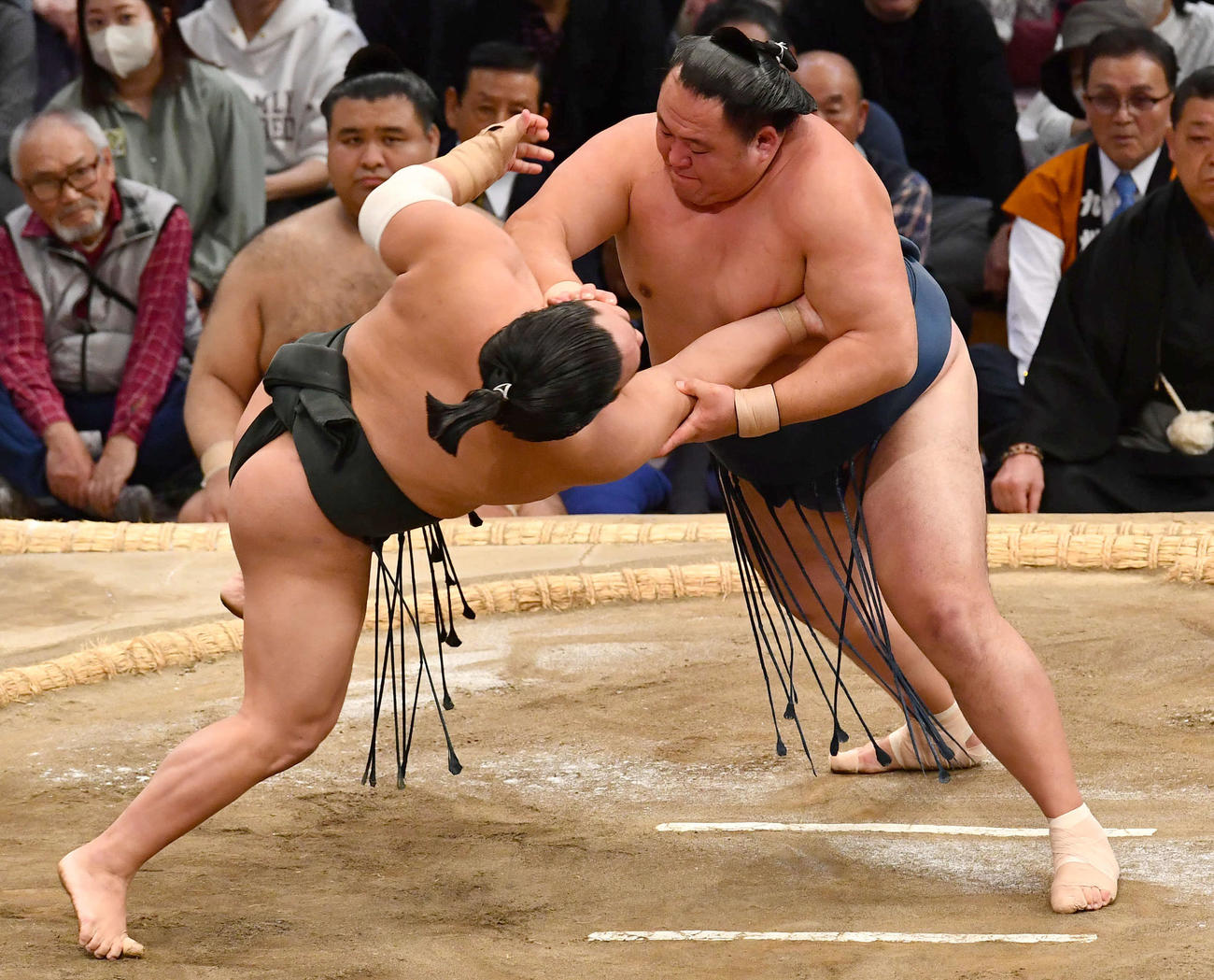大相撲九州場所7日目　玉鷲（右）は翠富士を押し倒しで破る（撮影・岩下翔太）