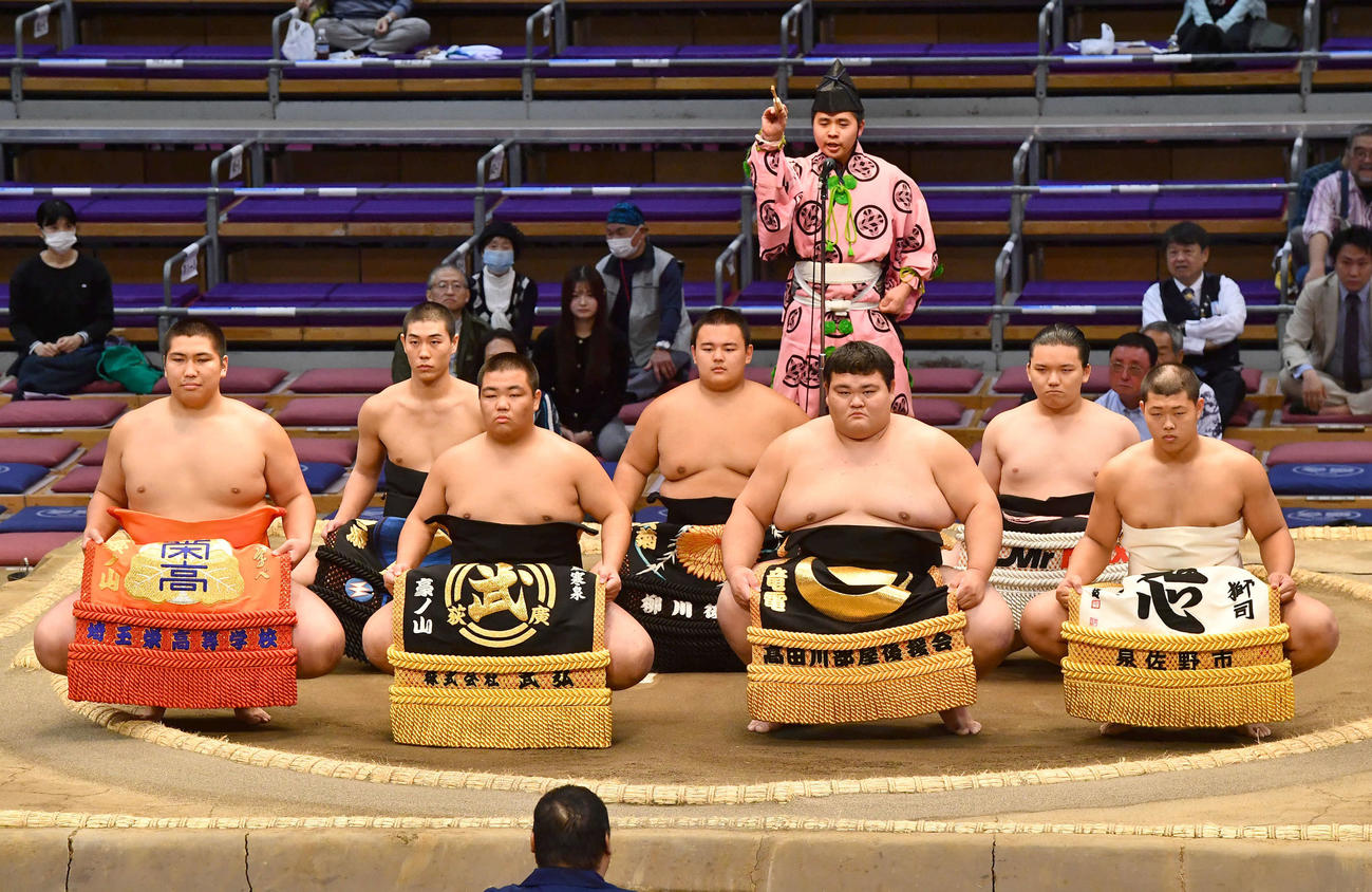 大相撲九州場所8日目　新序出世披露を行う、前列左から豪ノ勝、豪清丸、岡田、若雷、後列左から雷颯、出野、大光（撮影・岩下翔太）