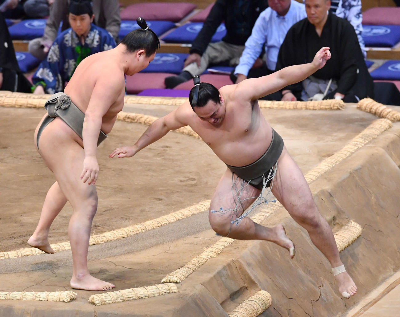 大相撲九州場所8日目　ひっかけで朝乃若（左）に敗れた須山（撮影・岩下翔太）