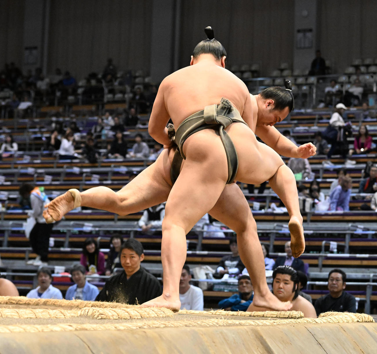 朝乃若（手前）に引っかけで敗れる須山（撮影・和賀正仁）