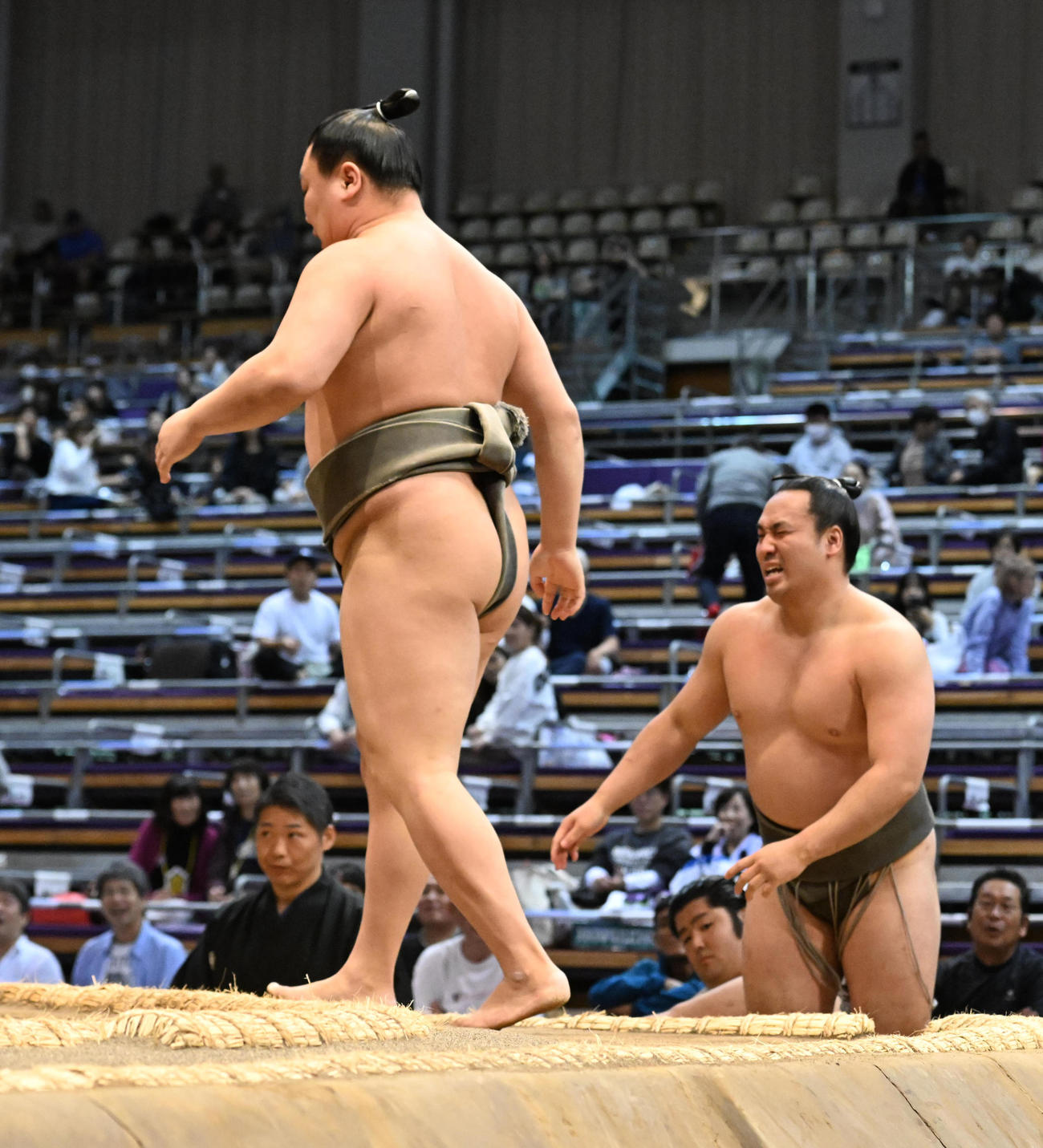朝乃若（手前）に引っかけで敗れる須山（撮影・和賀正仁）