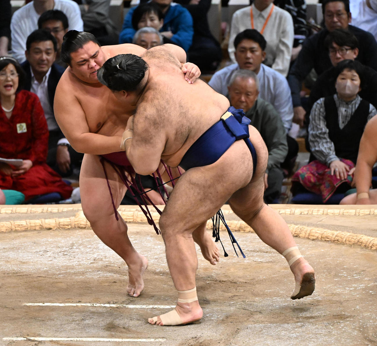 高安（右）は寄り切りで御嶽海を破る（撮影・和賀正仁）