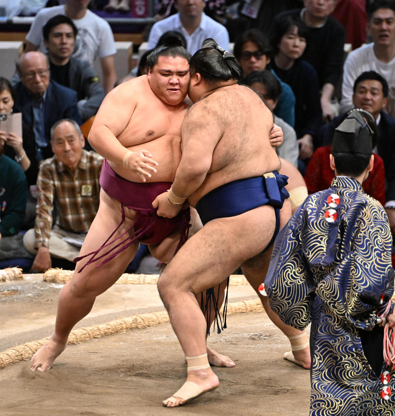 高安（右）は寄り切りで御嶽海を破る（撮影・和賀正仁）