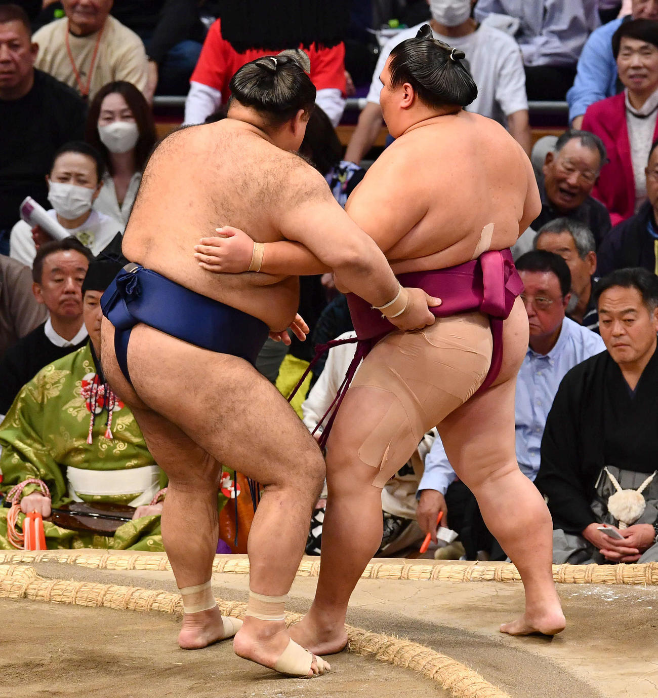 大相撲九州場所8日目　寄り切りで高安（左）に敗れた御嶽海（撮影・岩下翔太）