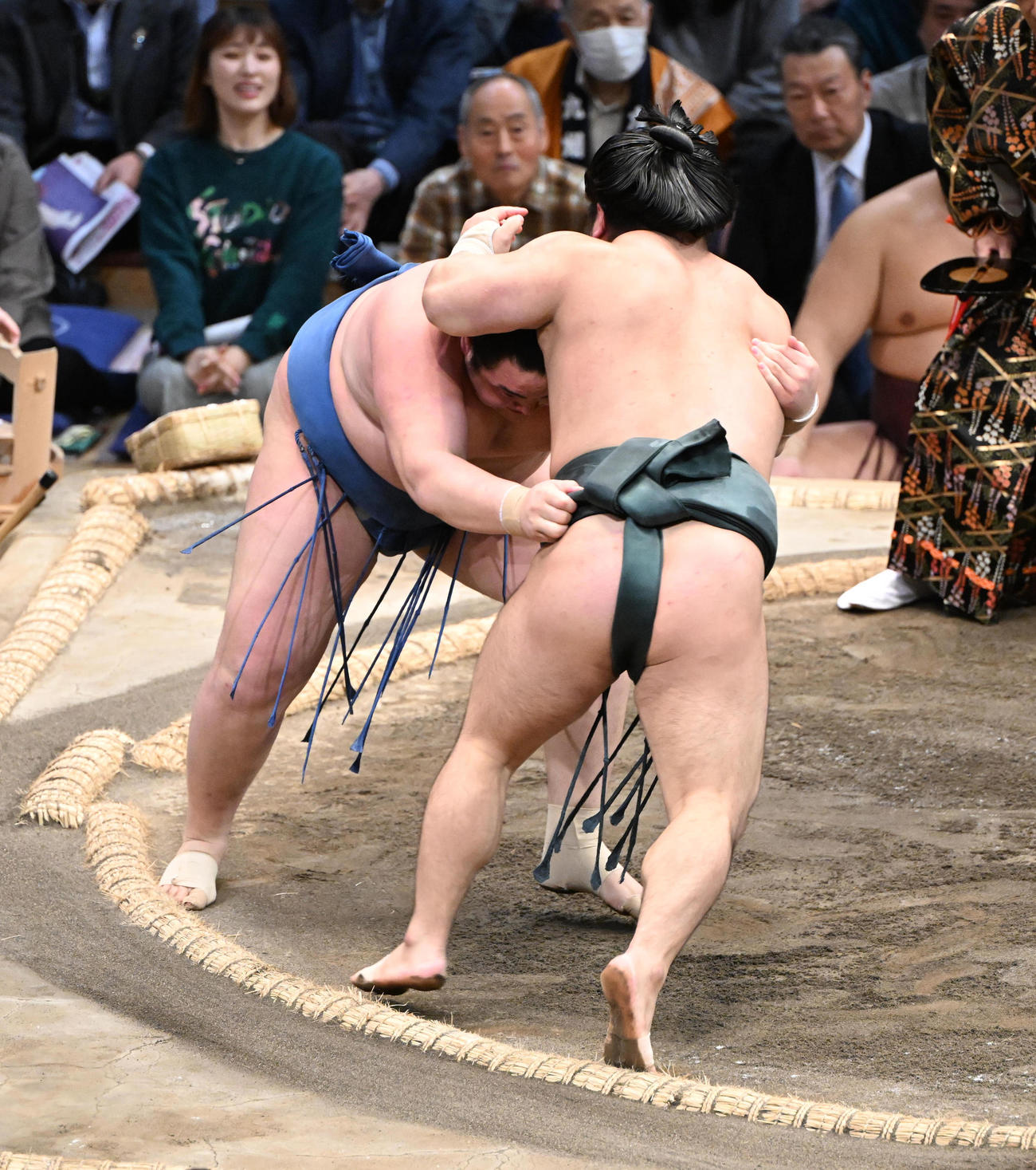 阿武剋（左）は寄り切りで朝紅龍を破る（撮影・和賀正仁）